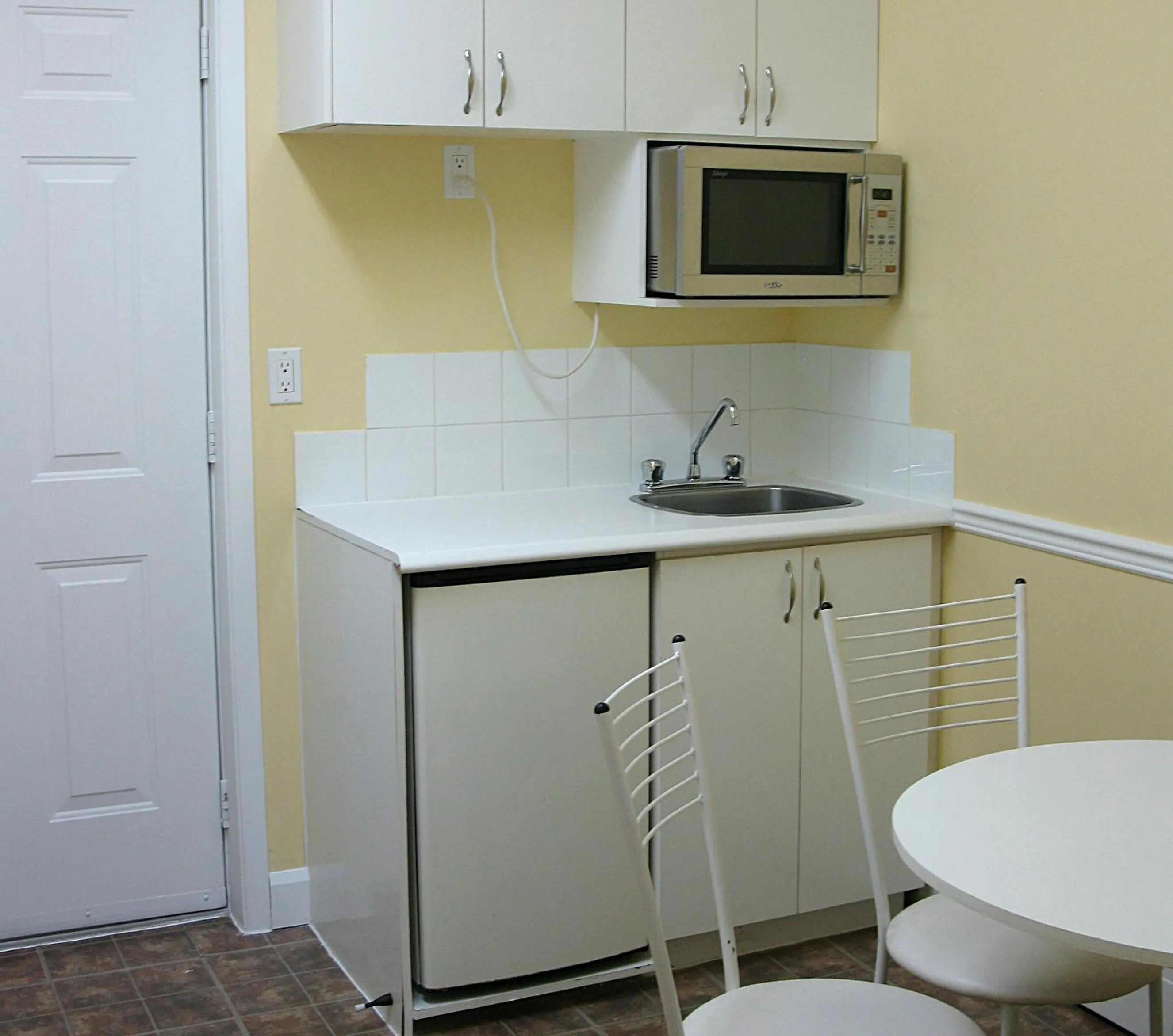 Kitchen or kitchenette in Hotel Auberge Michel Doyon