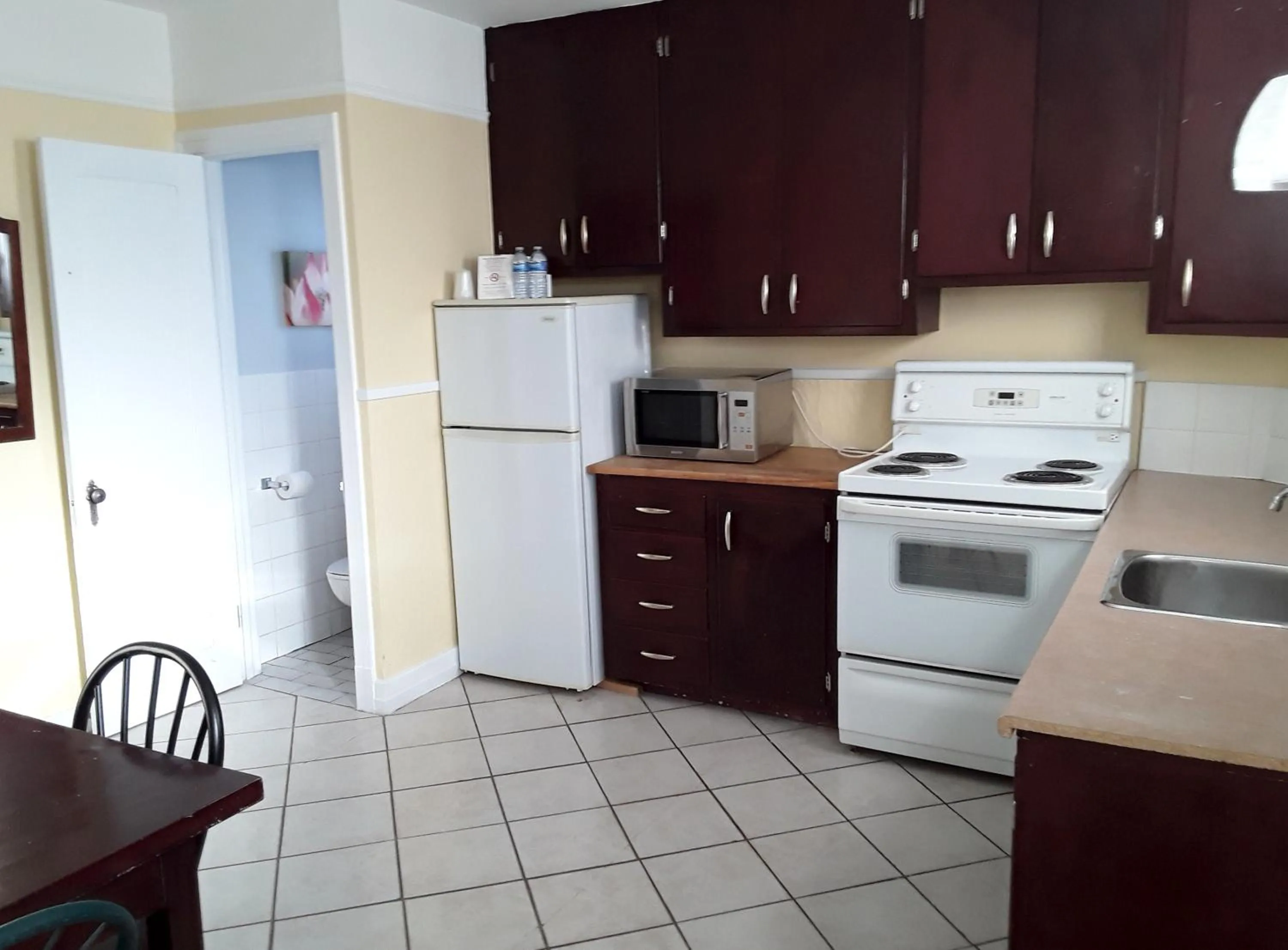 Kitchen or kitchenette in Hotel Auberge Michel Doyon