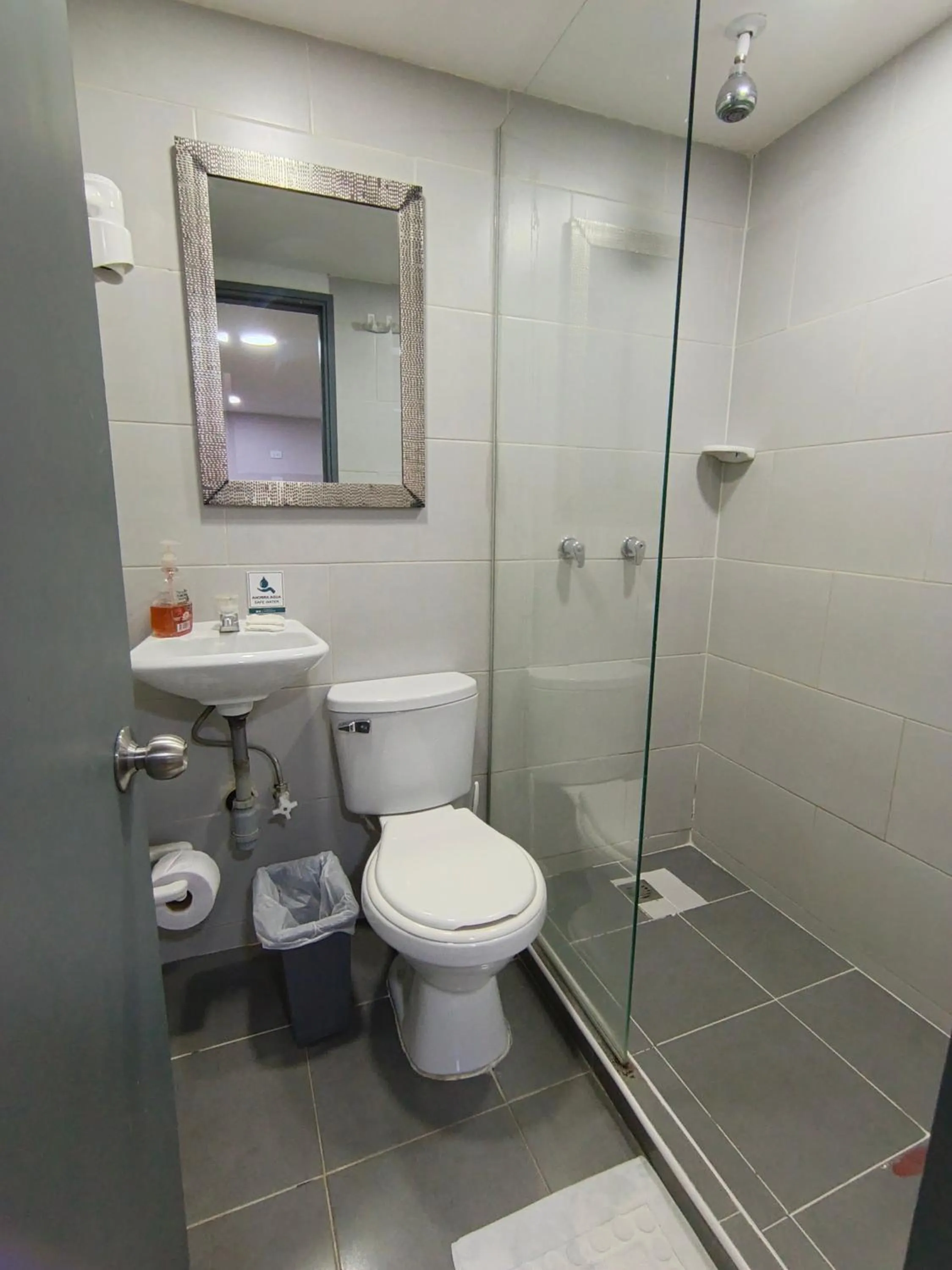 Toilet in Poblado Park Guest House