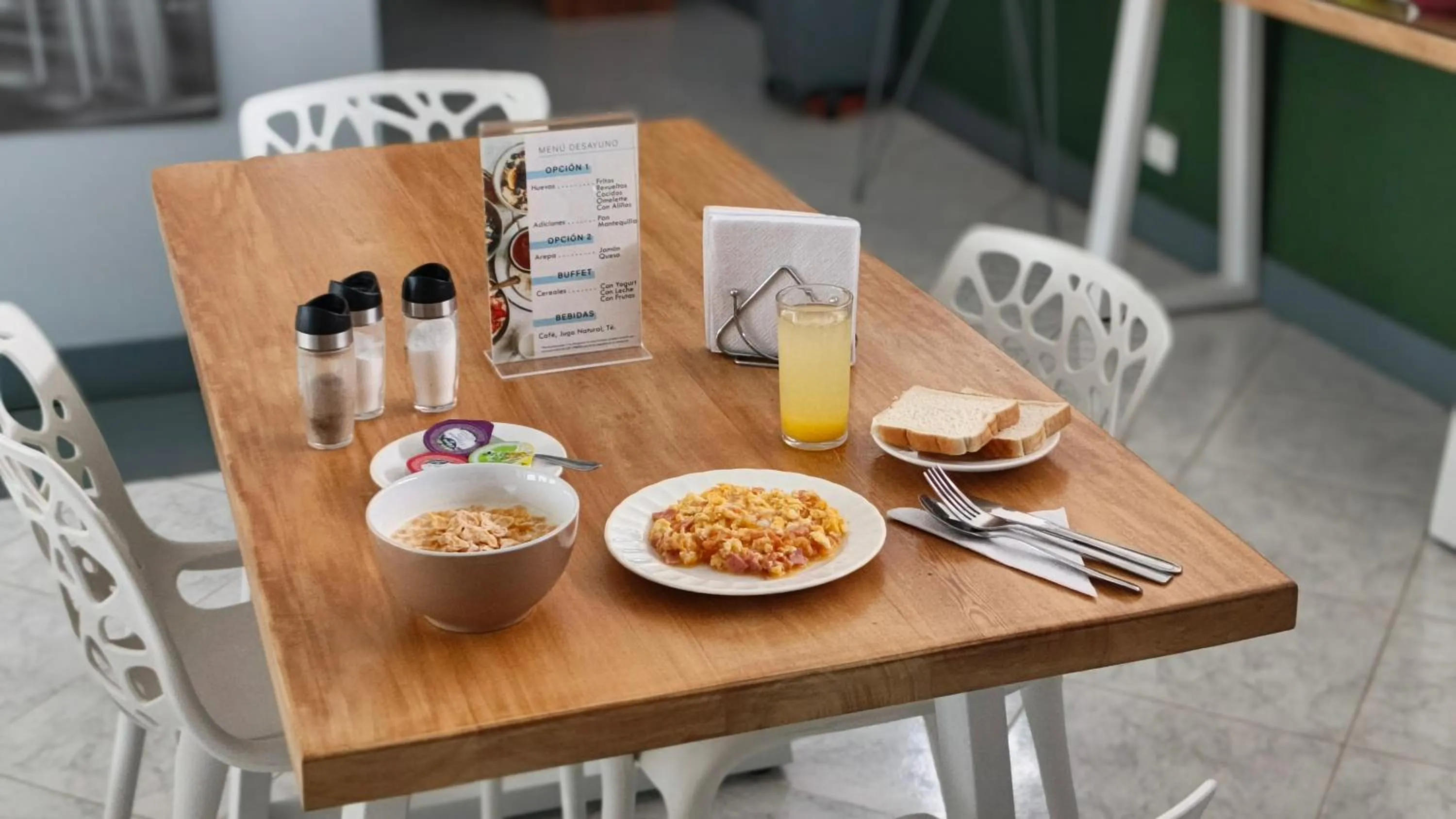 Breakfast in Poblado Park Guest House