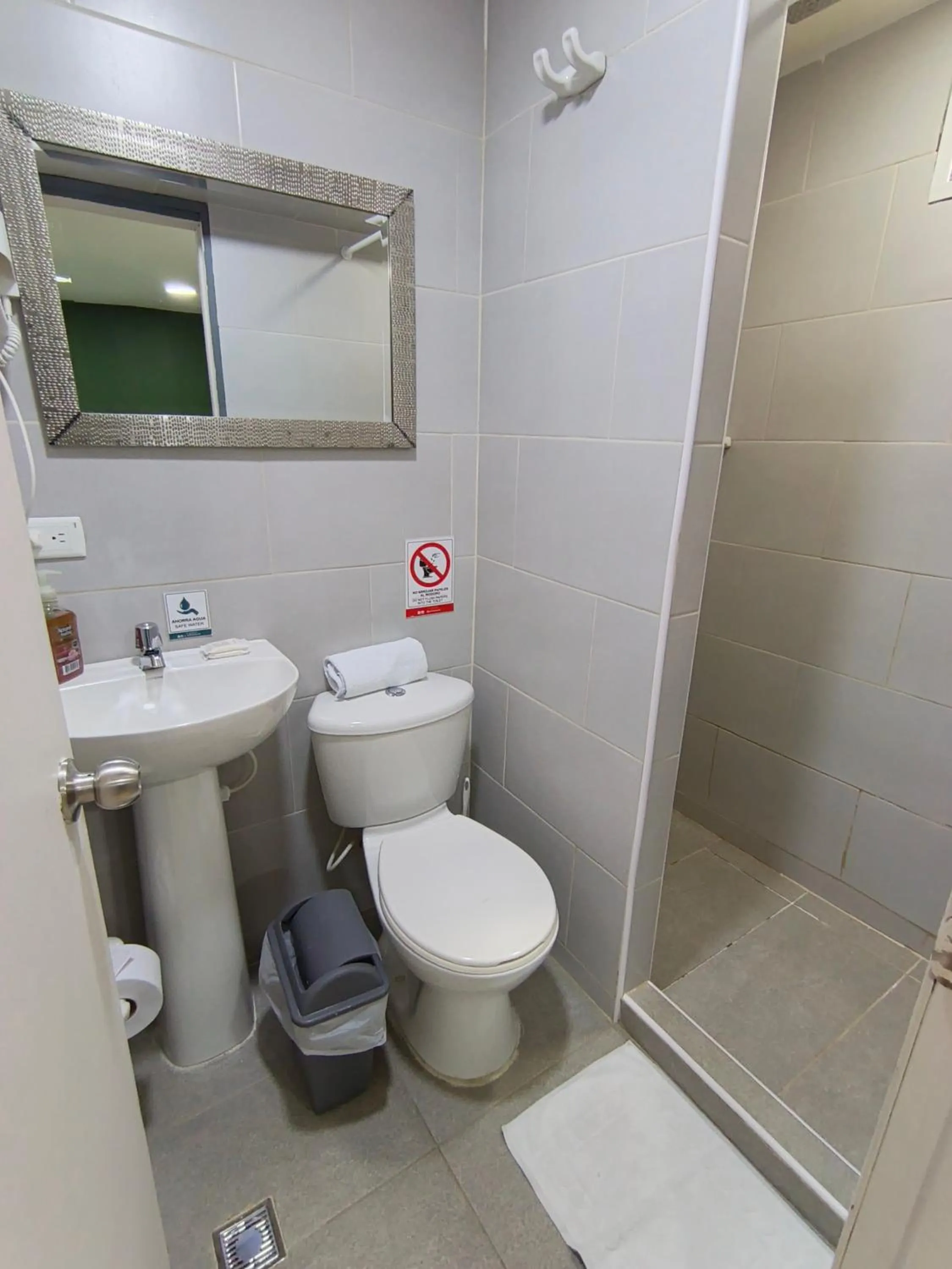 Toilet in Poblado Park Guest House