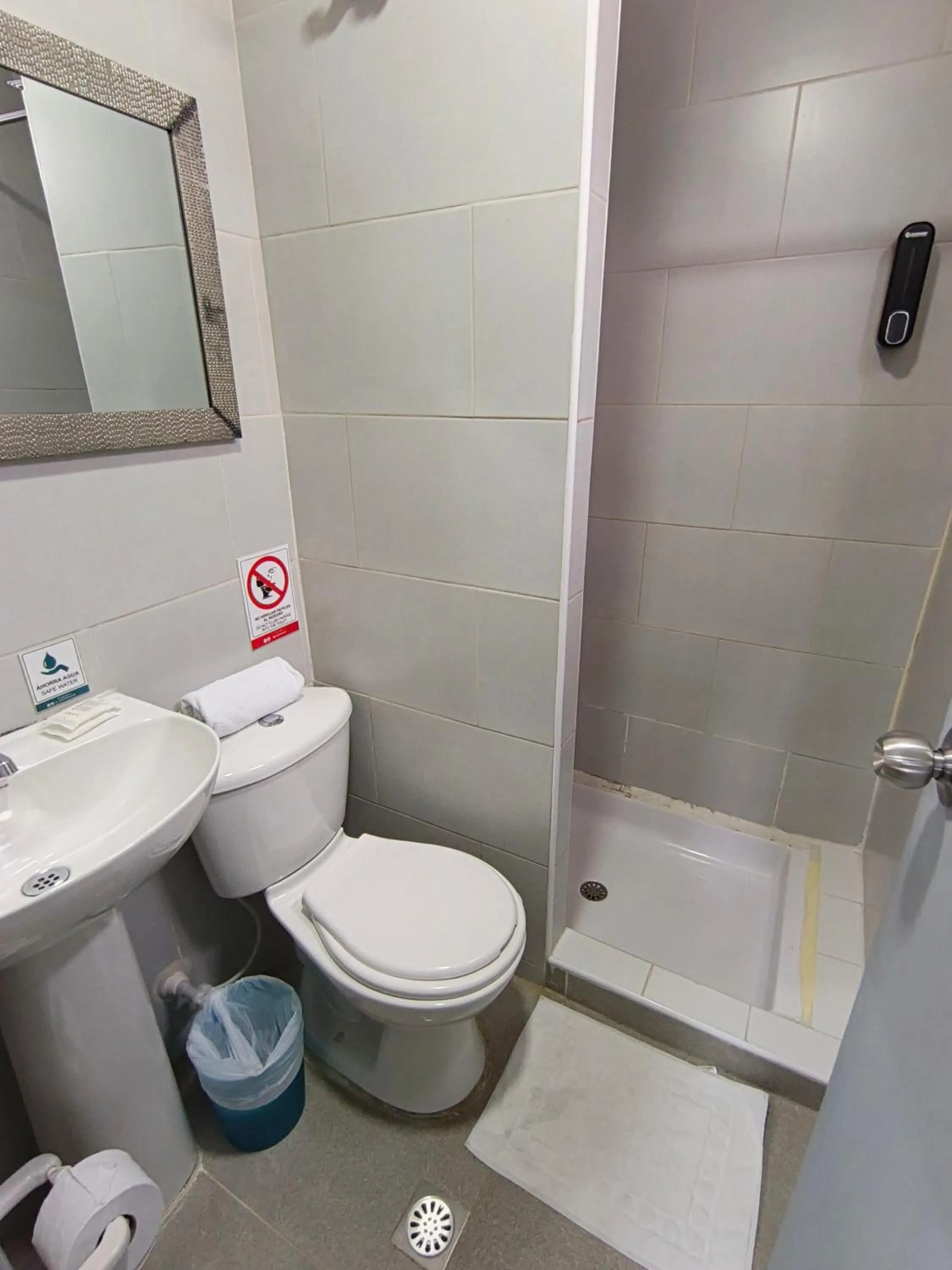 Toilet in Poblado Park Guest House