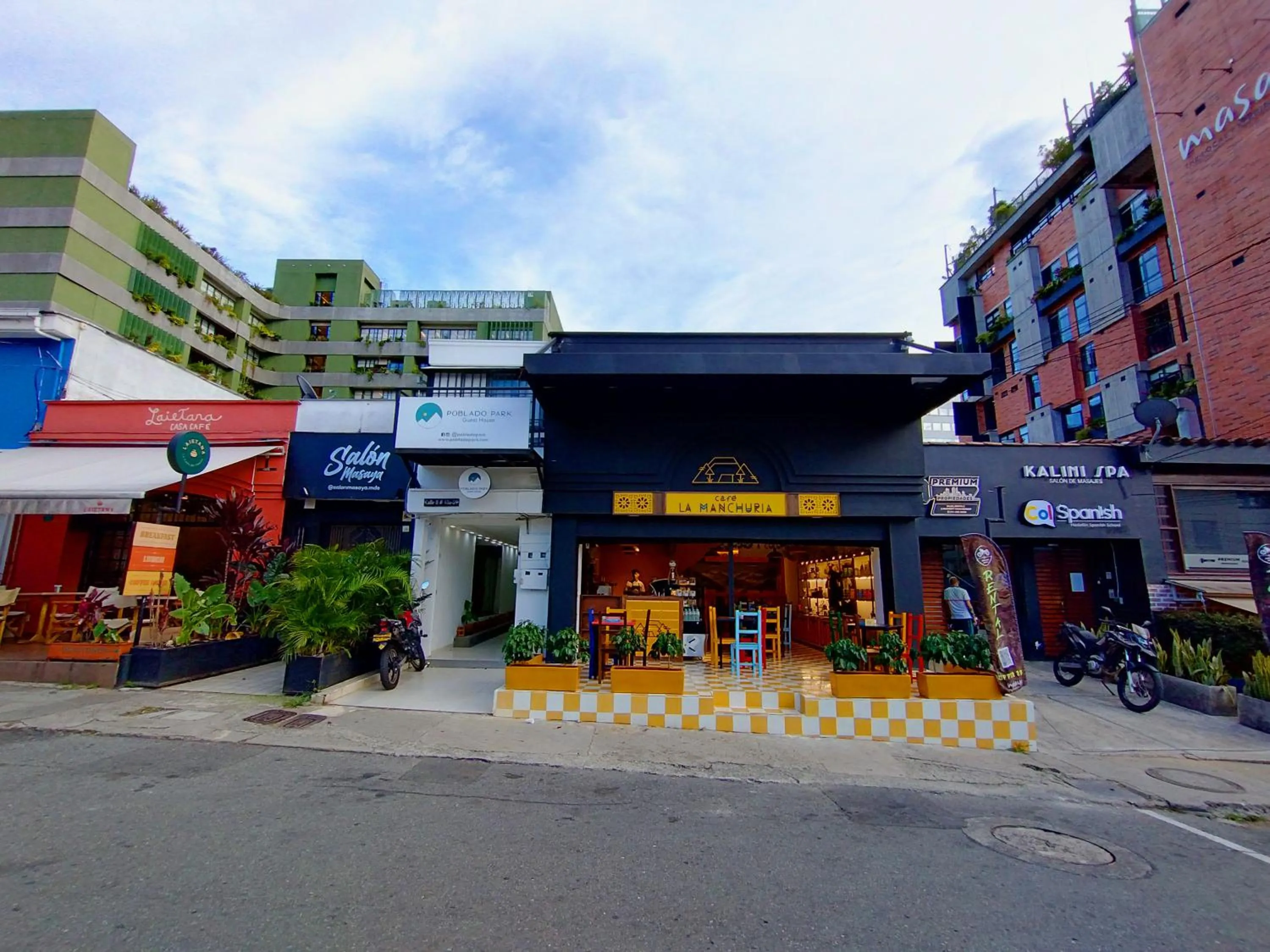 Property building in Poblado Park Guest House