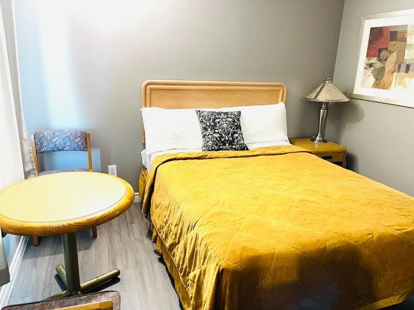 Bed in A1 Inn Niagara Falls