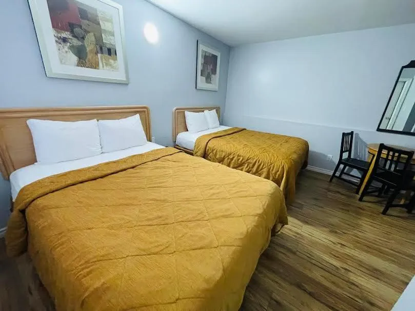 Bed in A1 Inn Niagara Falls