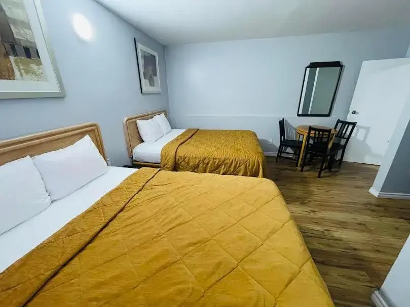 Family Suite with Three Queen Beds - Non-Smoking in A1 Inn Niagara Falls Family Suite with Three Queen Beds - Non-Smoking in A1 Inn Niagara Falls