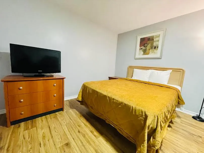 Bed in A1 Inn Niagara Falls