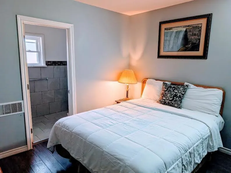 Bed in A1 Inn Niagara Falls