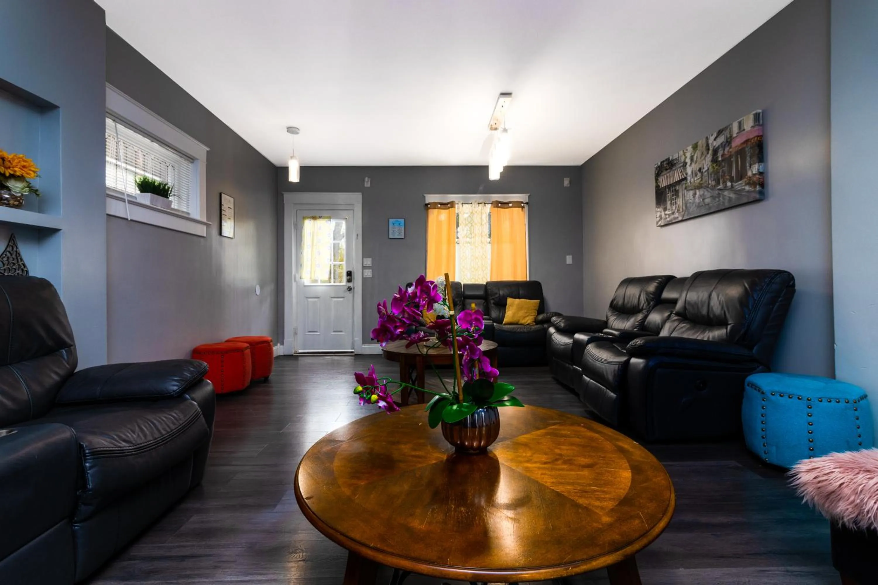 The Wheel of Fortune Duplex- 8BR Free Parking, Minutes From Falls & Casino