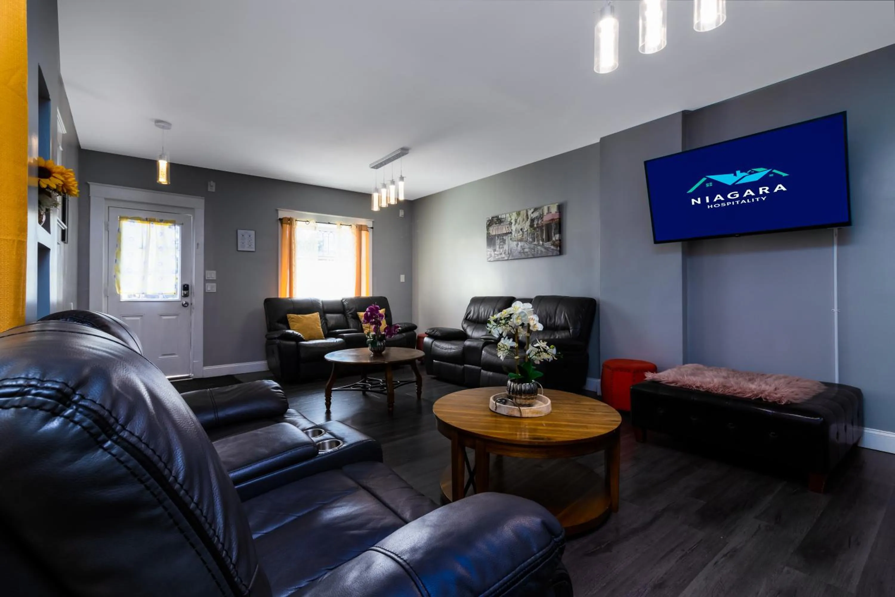 The Wheel of Fortune Duplex- 8BR Free Parking, Minutes From Falls & Casino