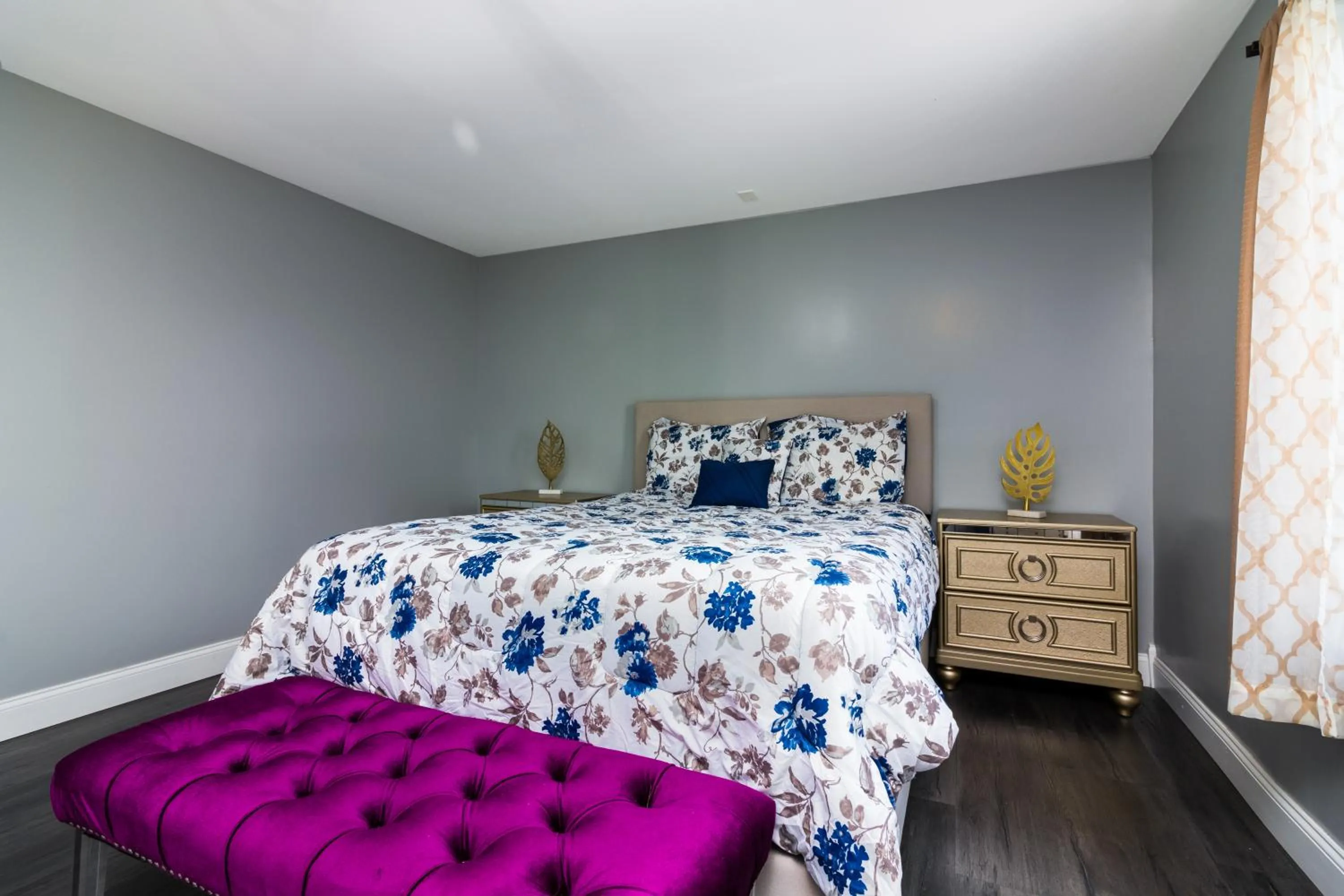 Bed in The Wheel of Fortune Duplex- 8BR Free Parking, Minutes From Falls & Casino