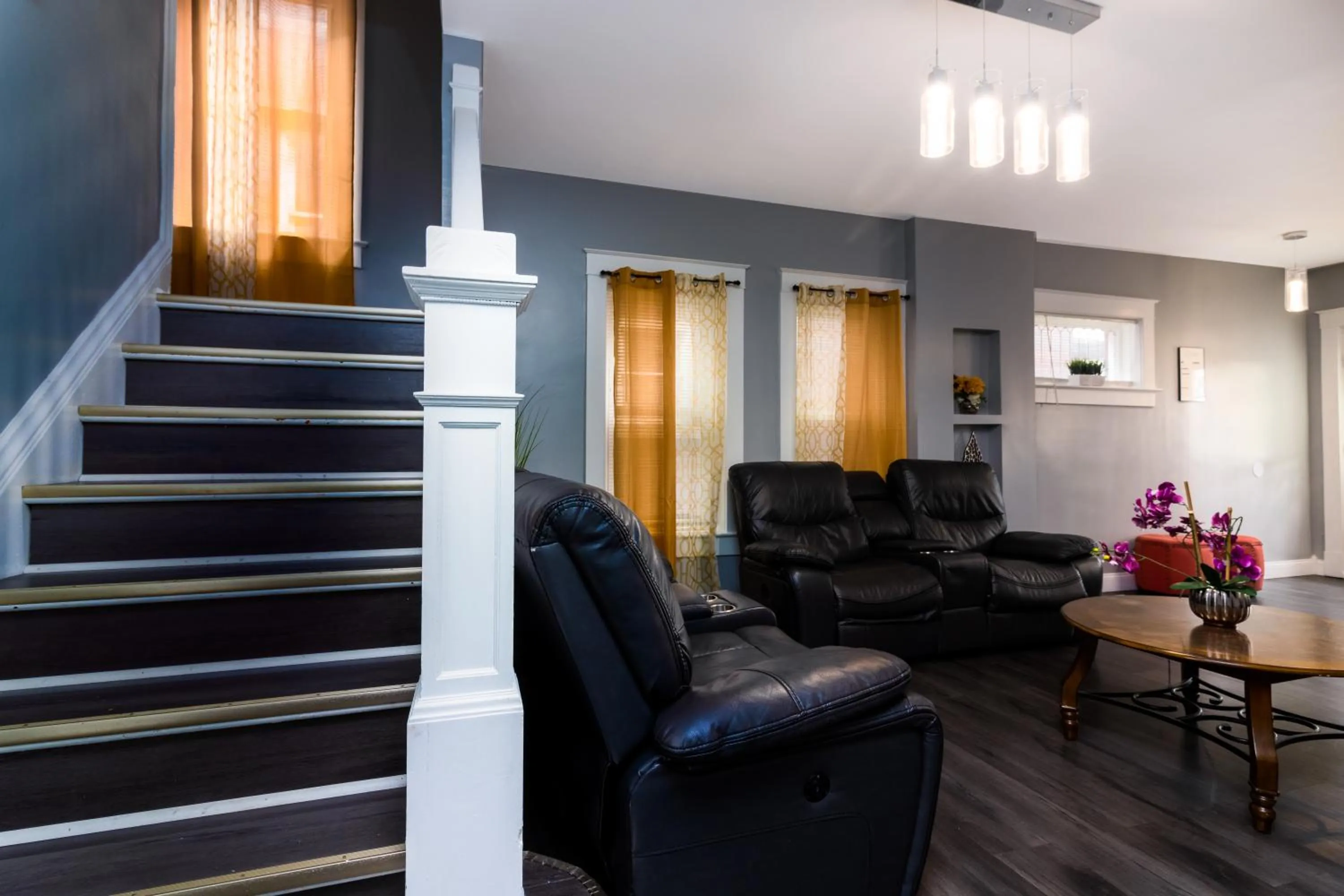 The Wheel of Fortune Duplex- 8BR Free Parking, Minutes From Falls & Casino