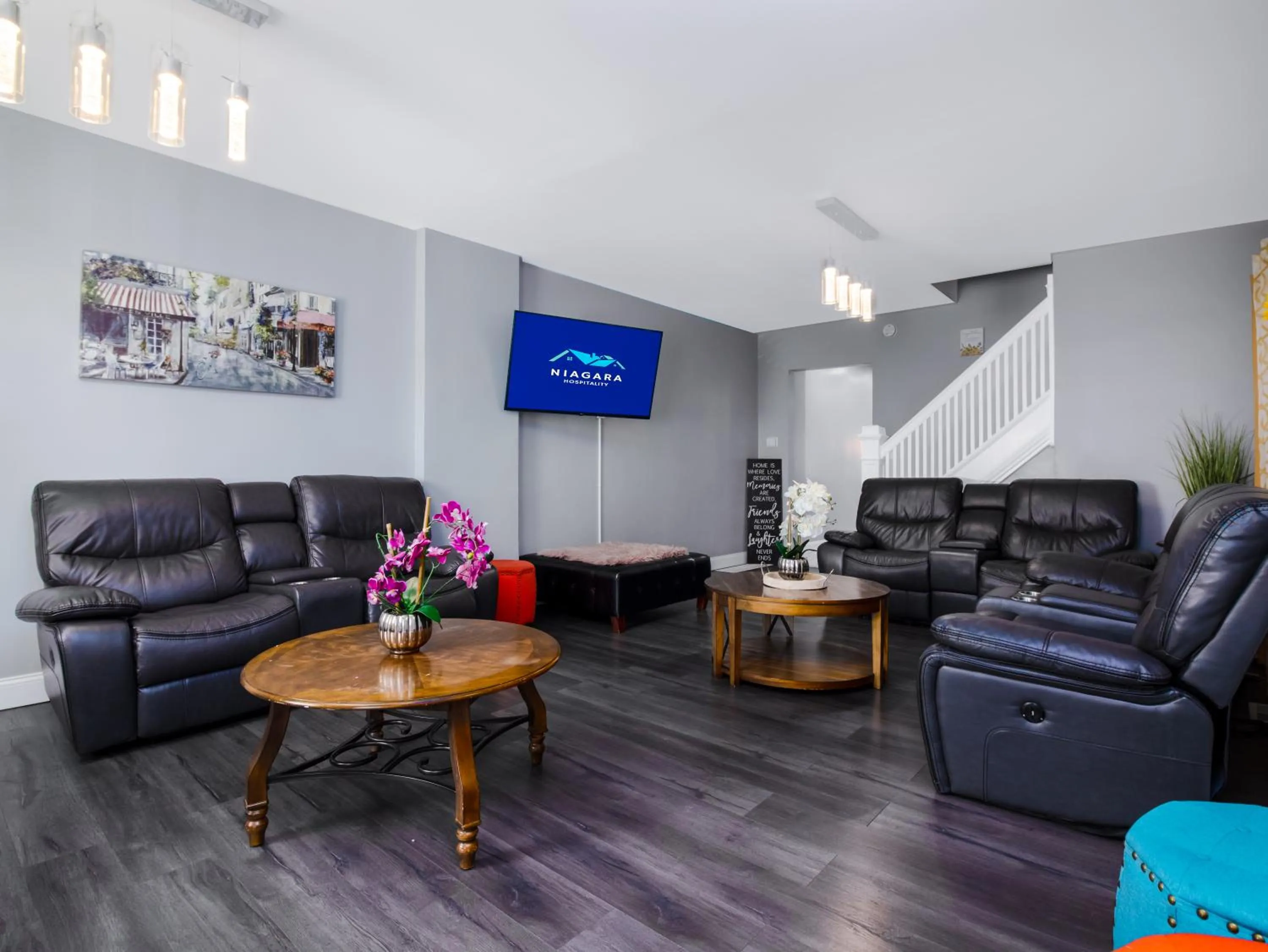 The Wheel of Fortune Duplex- 8BR Free Parking, Minutes From Falls & Casino