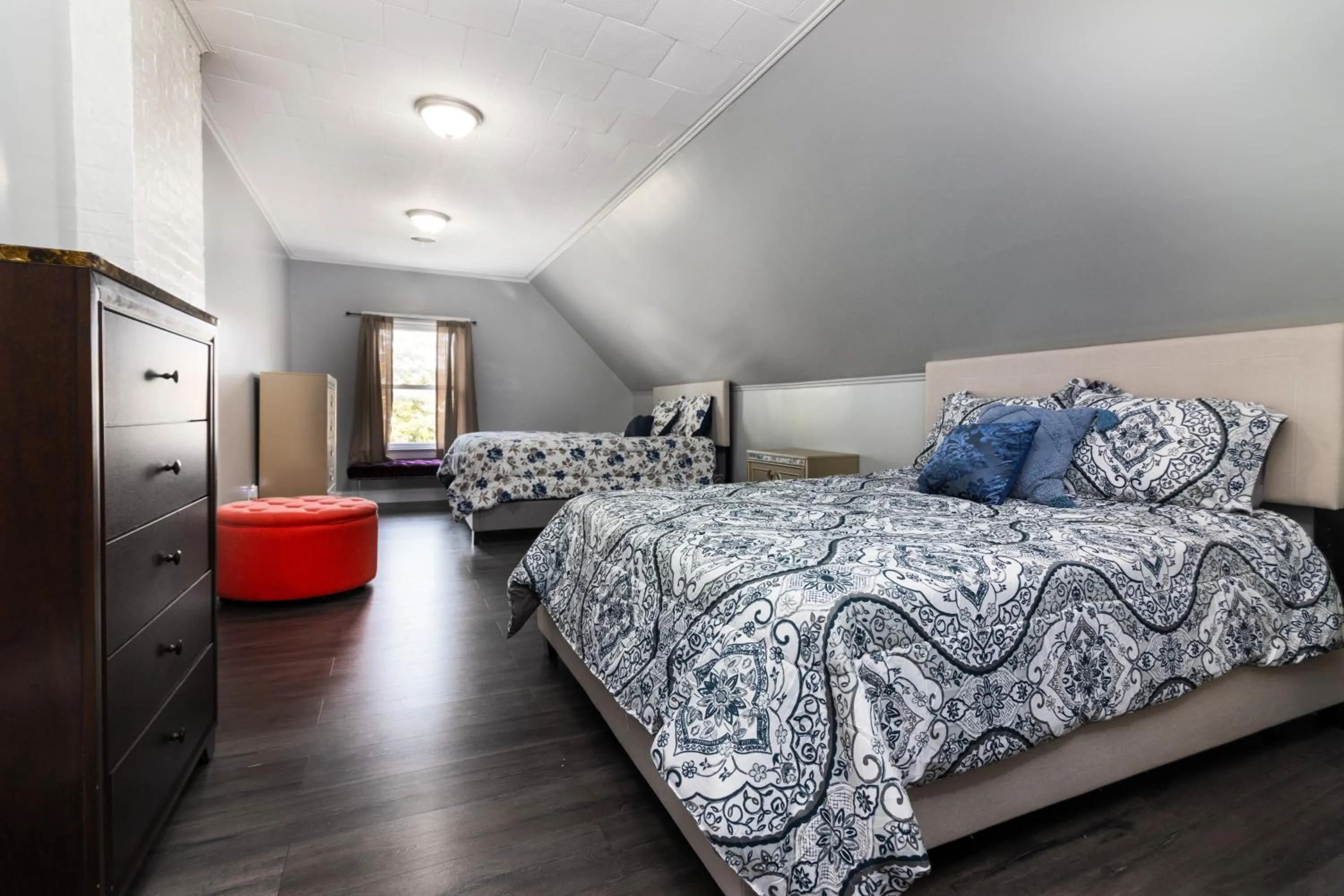 Bed in The Wheel of Fortune Duplex- 8BR Free Parking, Minutes From Falls & Casino