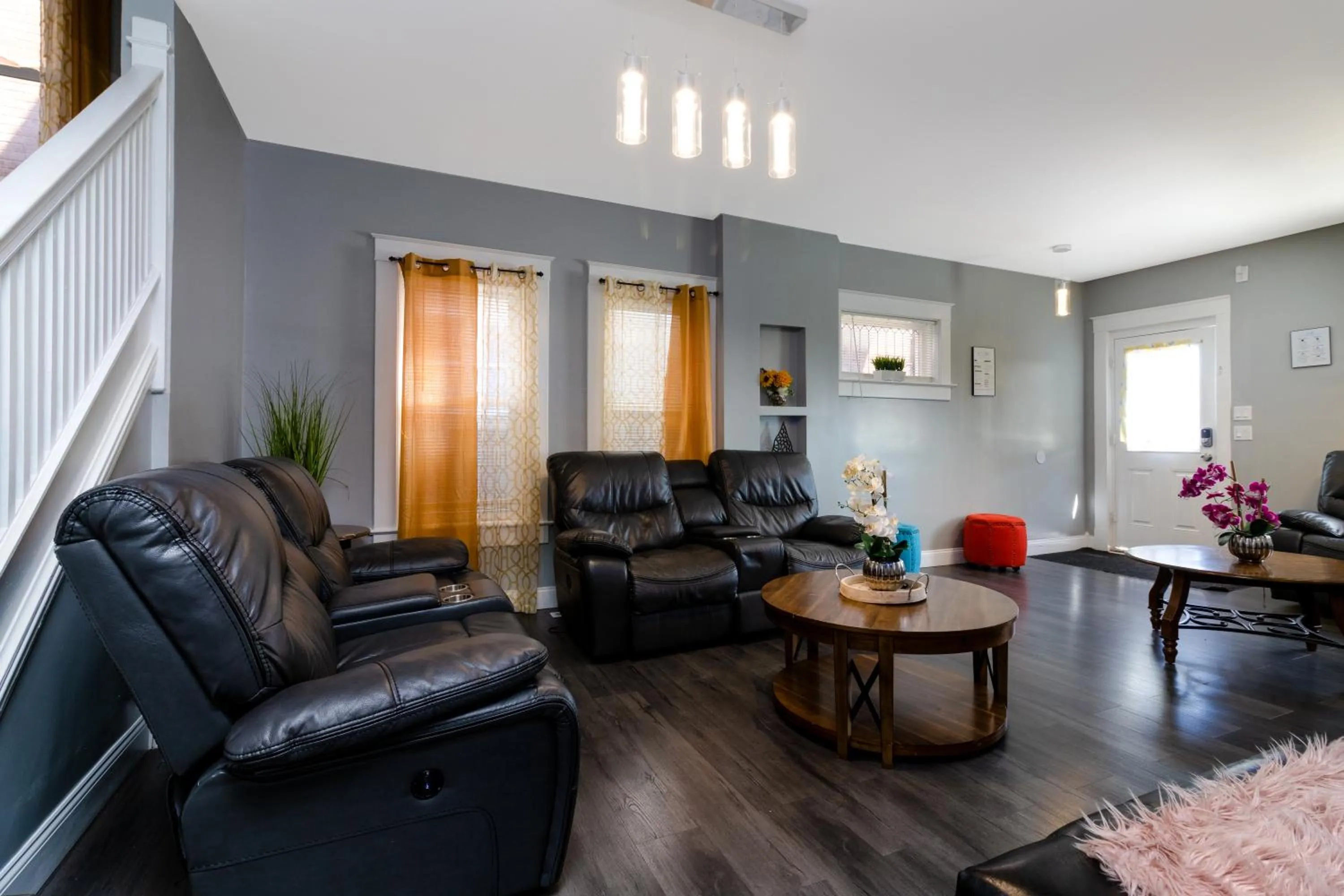 The Wheel of Fortune Duplex- 8BR Free Parking, Minutes From Falls & Casino