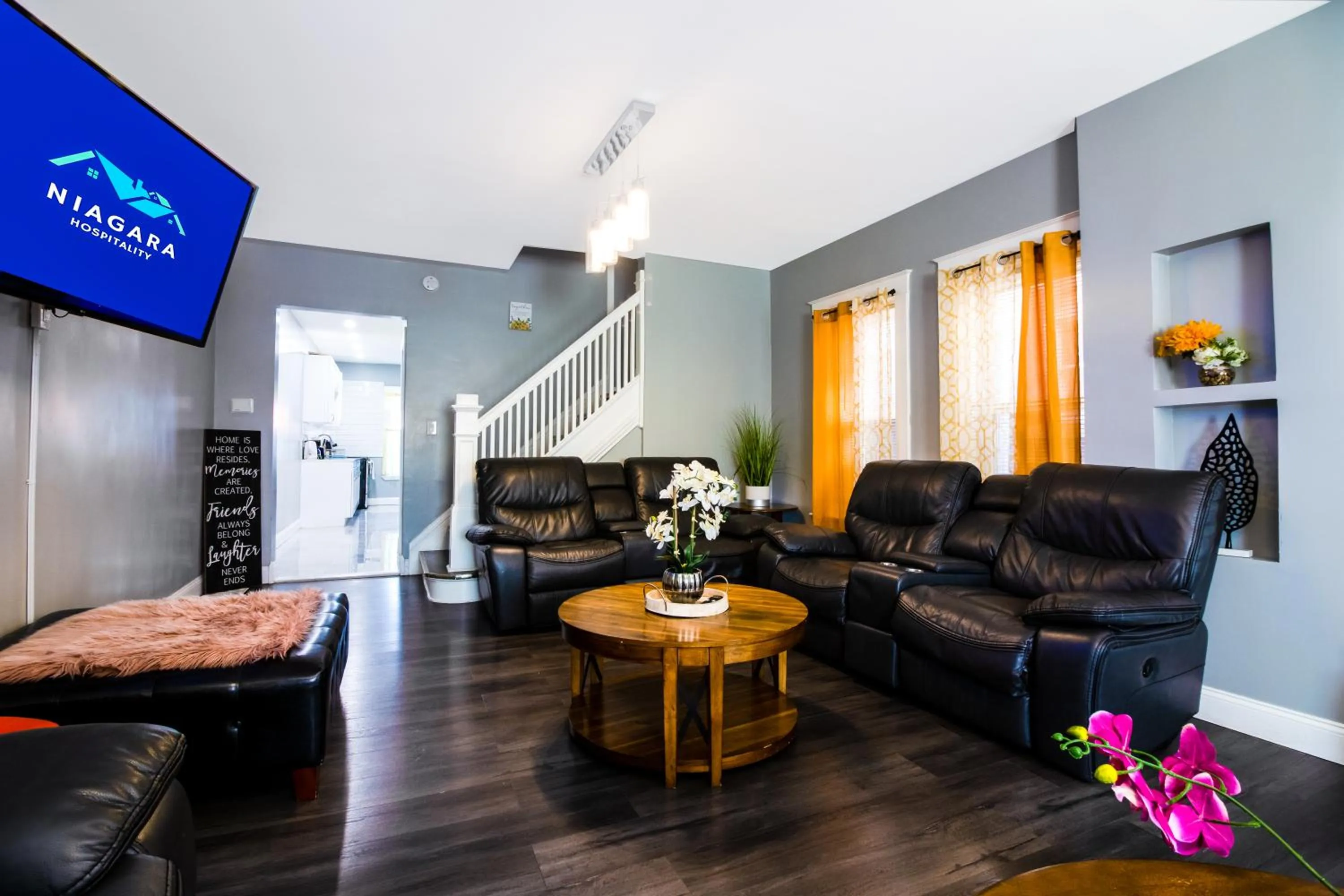 The Wheel of Fortune Duplex- 8BR Free Parking, Minutes From Falls & Casino