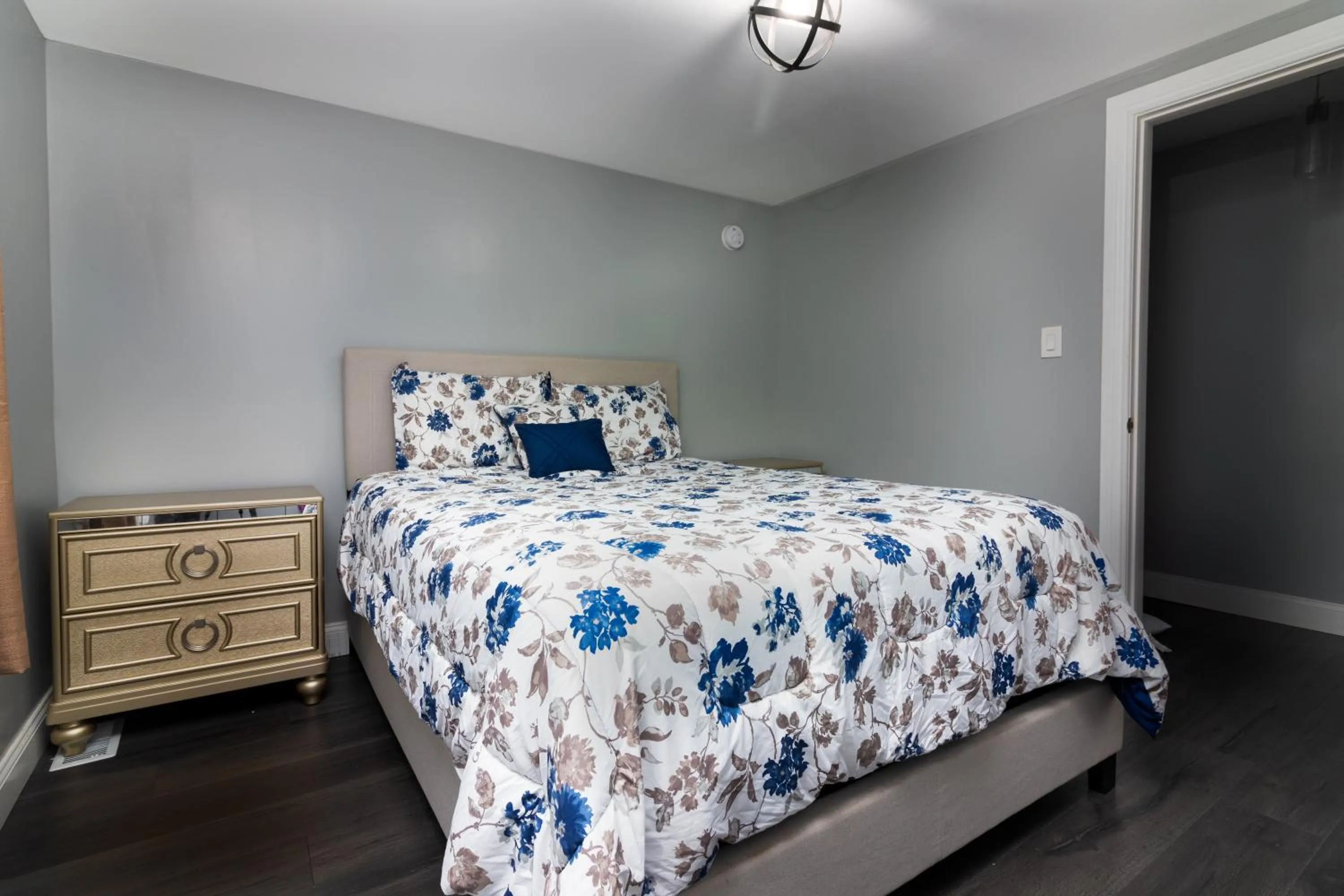 Bed in The Wheel of Fortune Duplex- 8BR Free Parking, Minutes From Falls & Casino