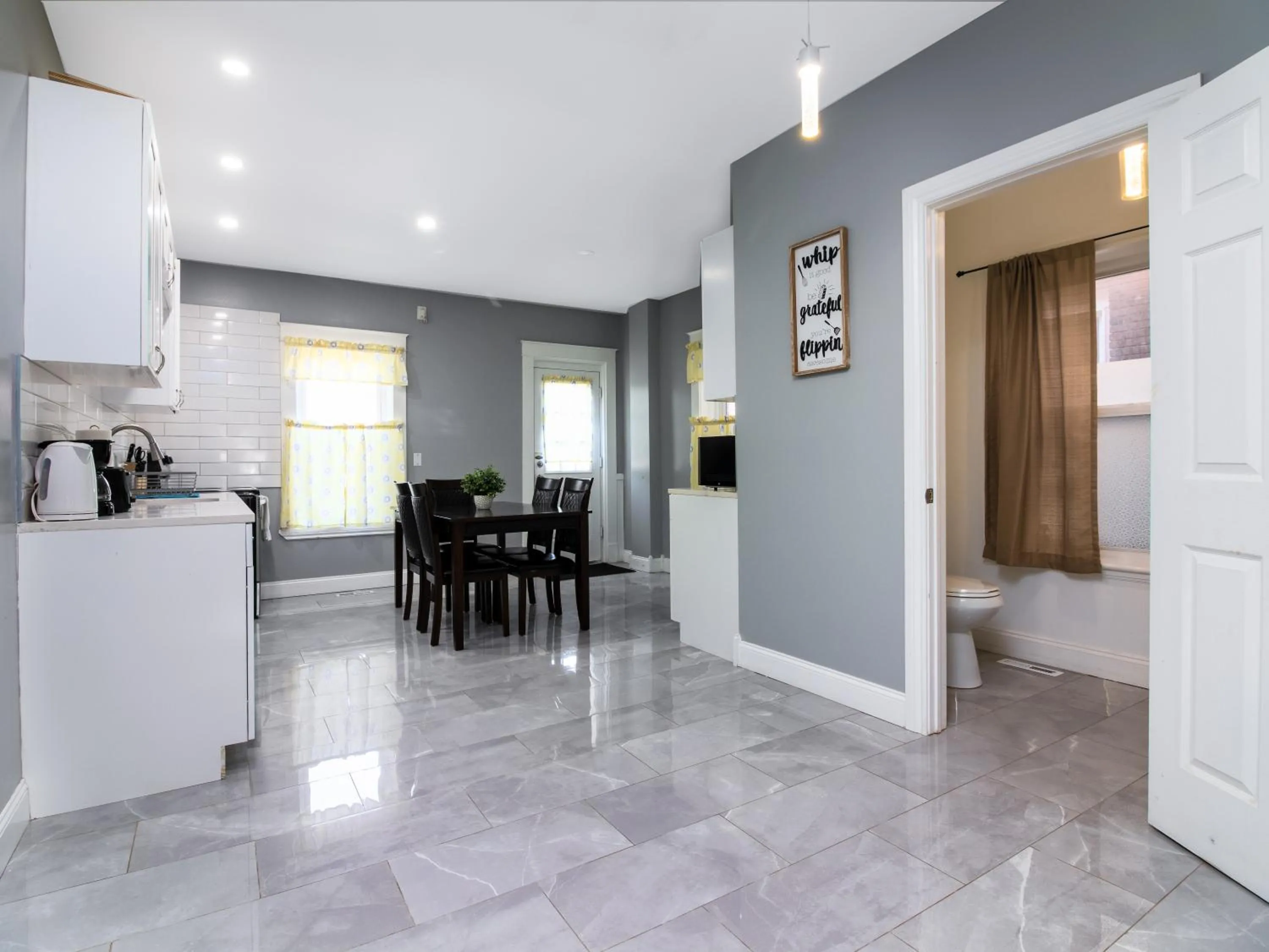 The Wheel of Fortune Duplex- 8BR Free Parking, Minutes From Falls & Casino