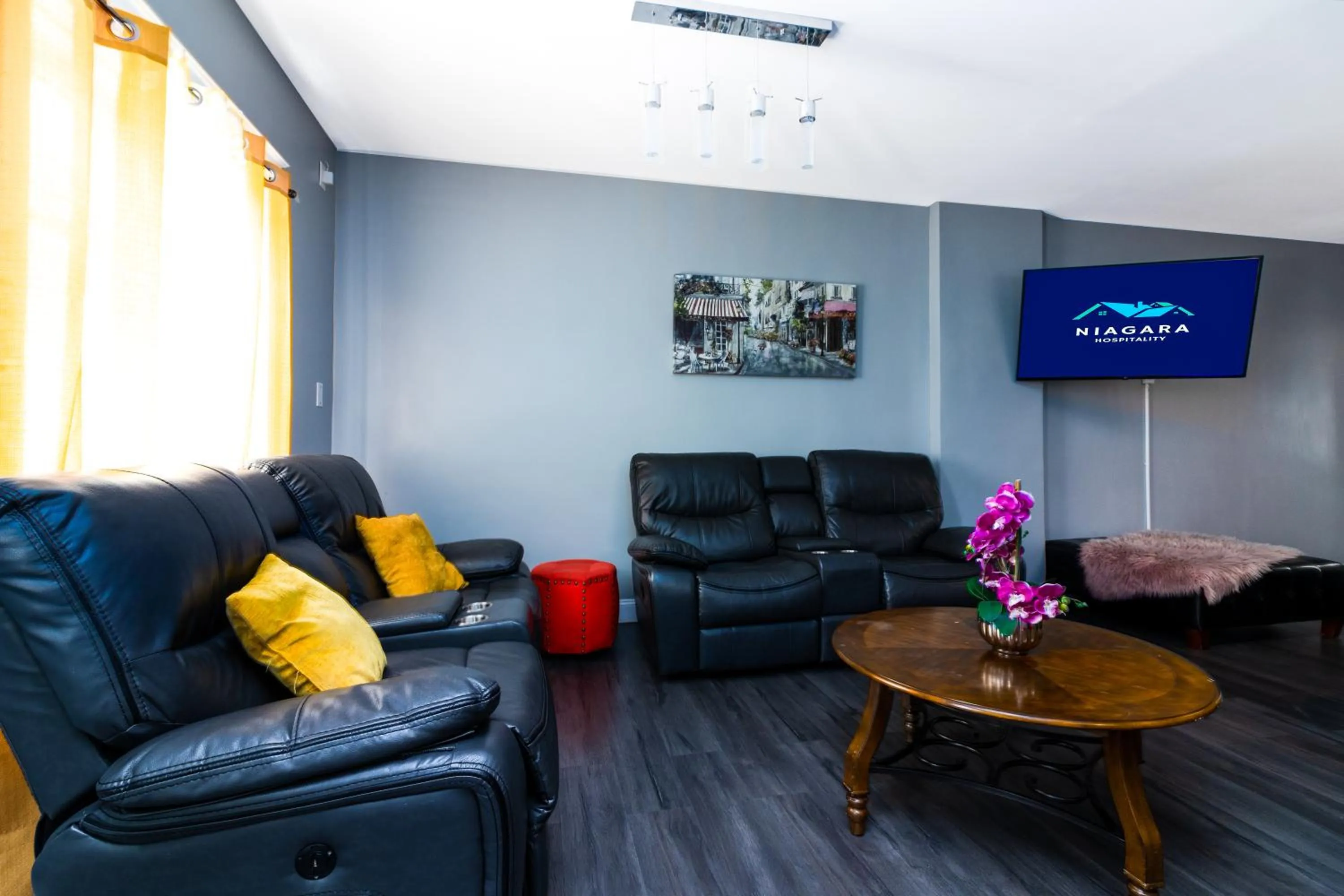 The Wheel of Fortune Duplex- 8BR Free Parking, Minutes From Falls & Casino