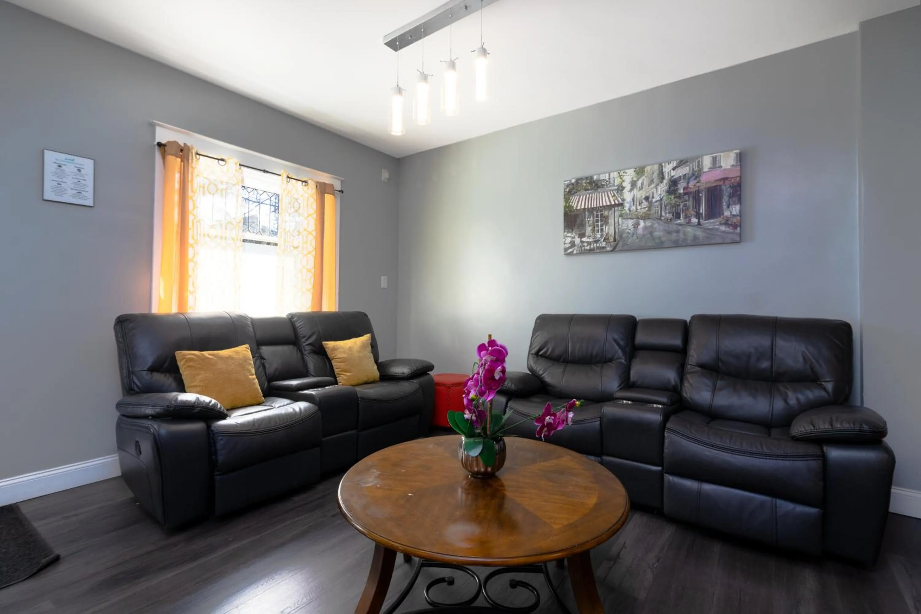 The Wheel of Fortune Duplex- 8BR Free Parking, Minutes From Falls & Casino