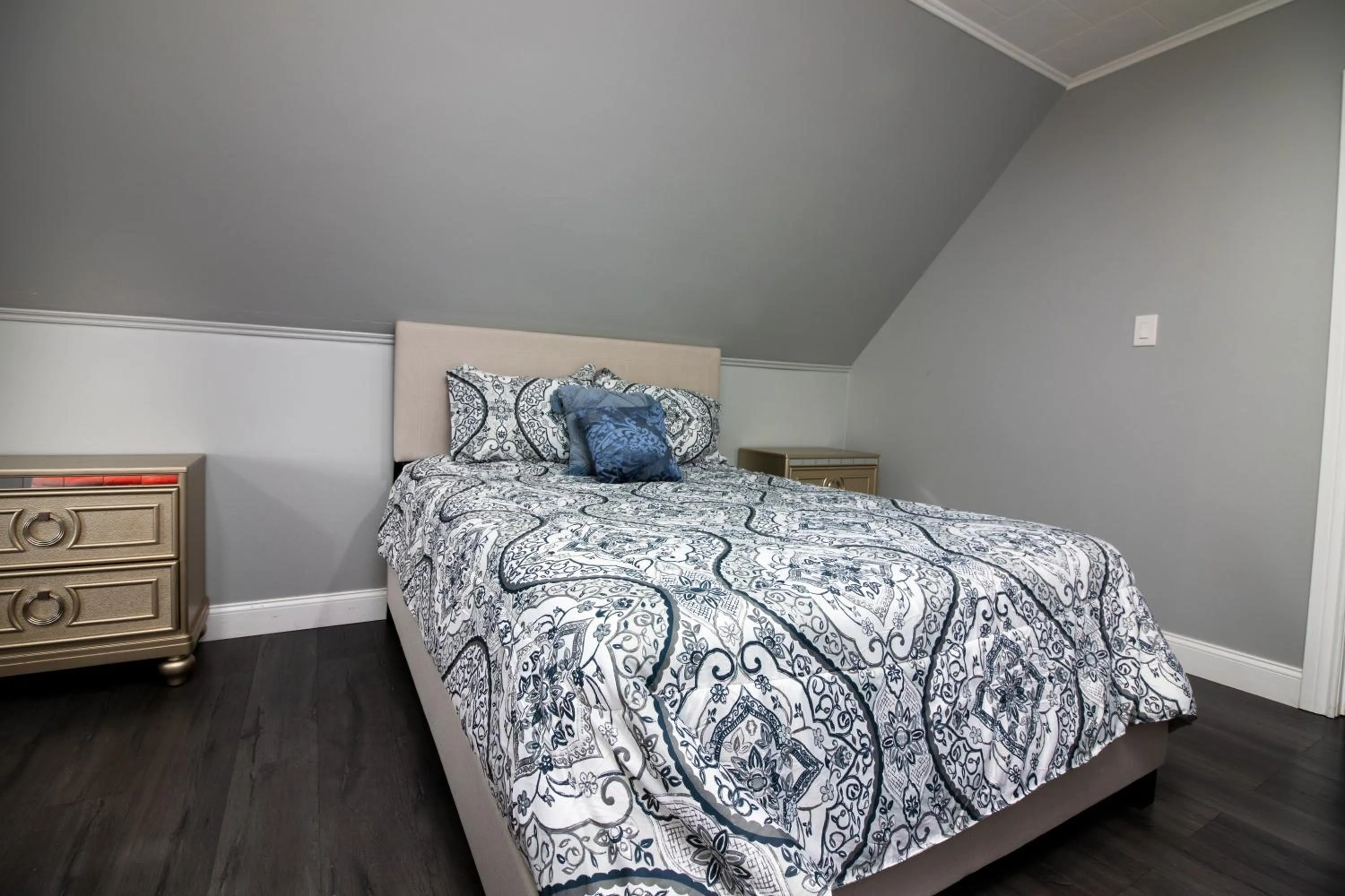 Bed in The Wheel of Fortune Duplex- 8BR Free Parking, Minutes From Falls & Casino