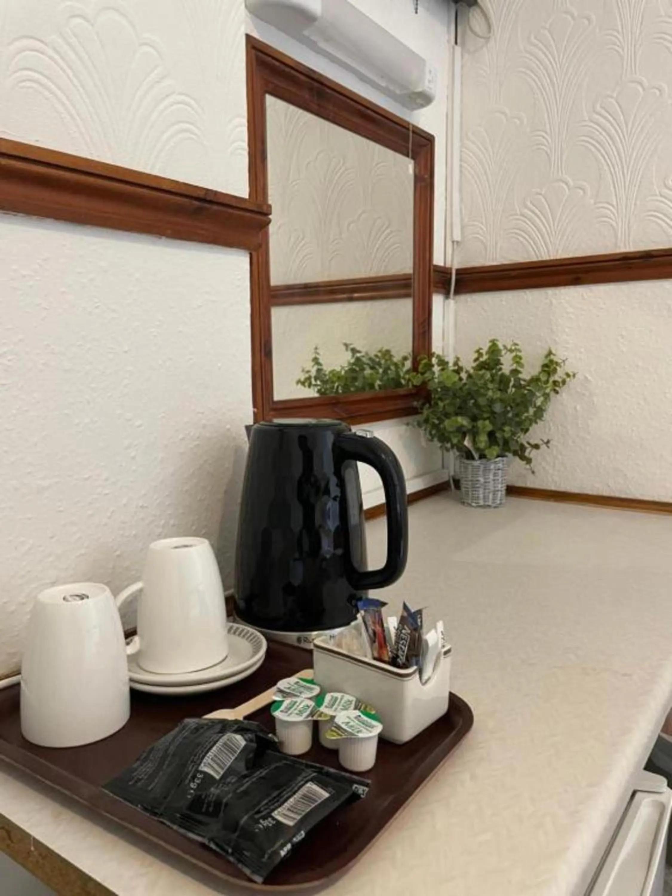 Coffee/tea facilities in OYO The Lodge Bournemouth