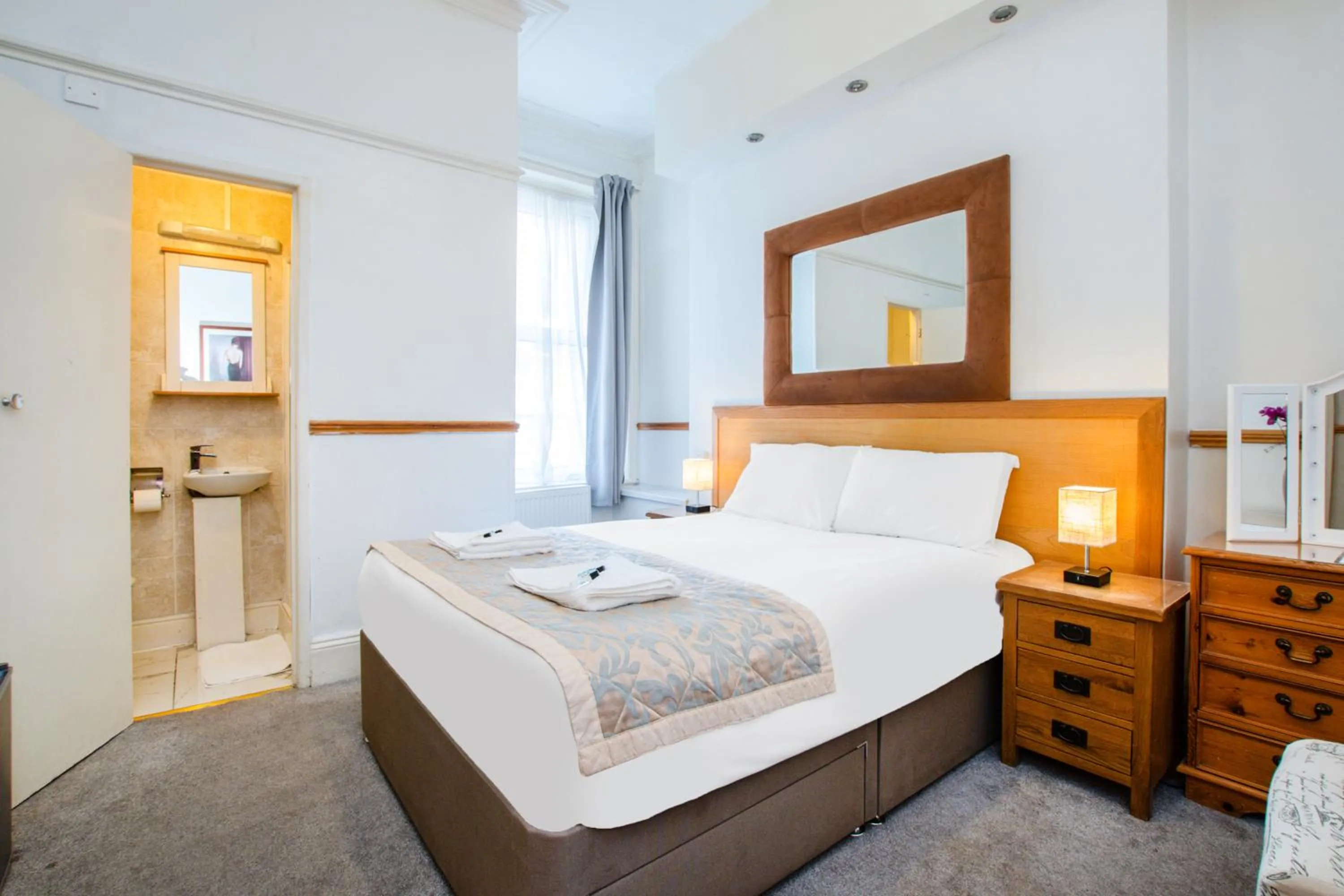 Bedroom, Bed in OYO The Lodge Bournemouth