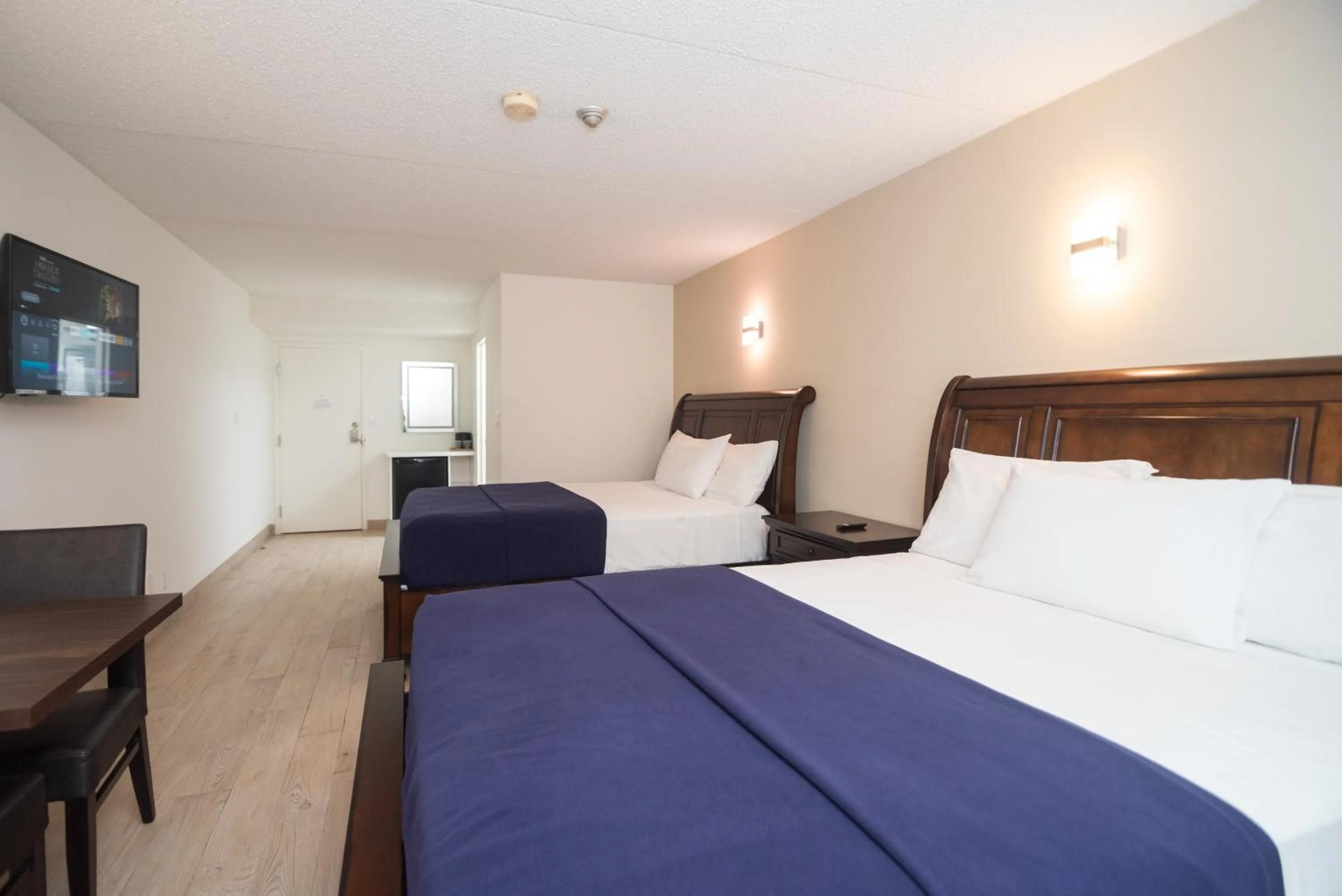 Photo of the whole room, Bed in Diplomat Inn