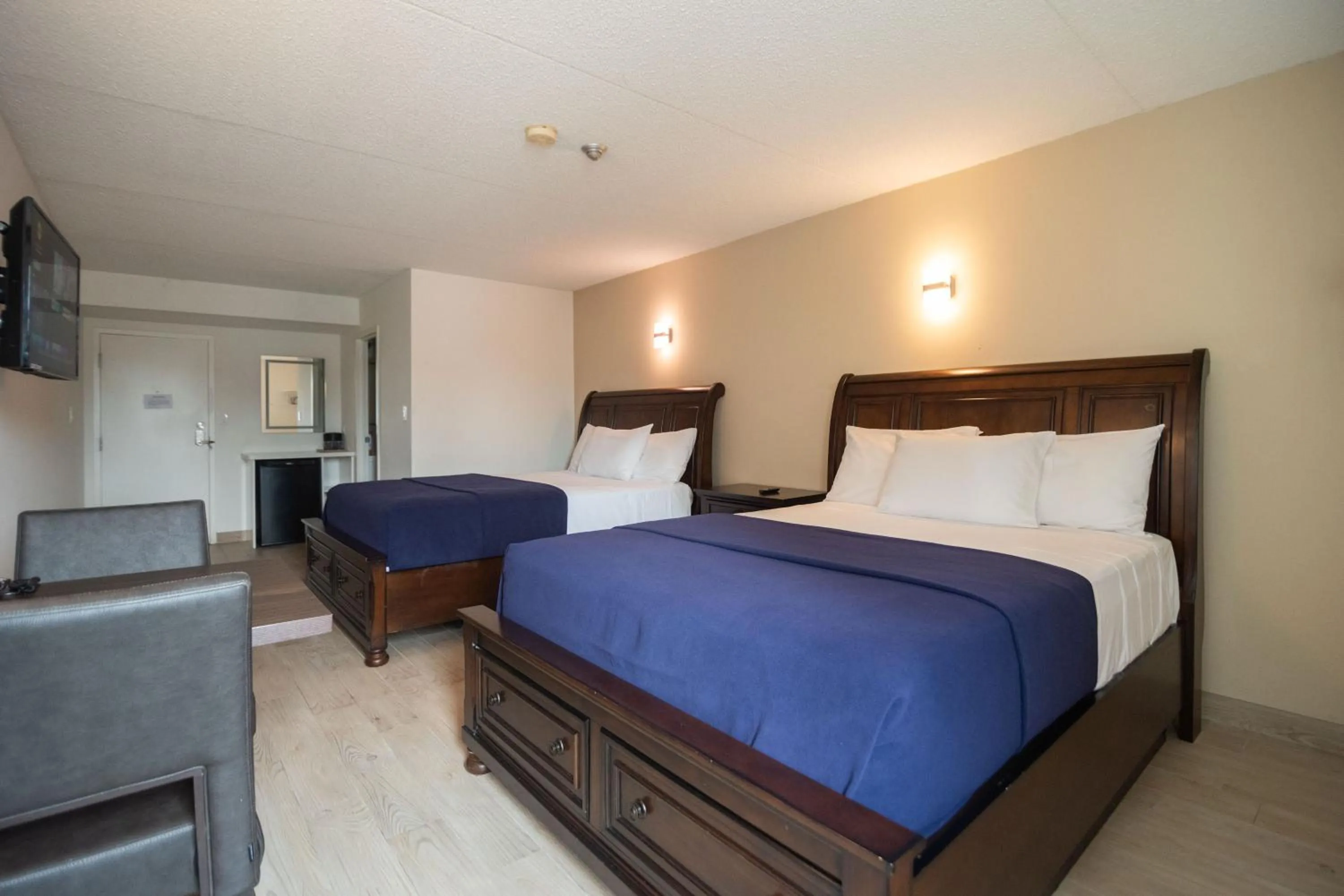 Bedroom, Bed in Diplomat Inn