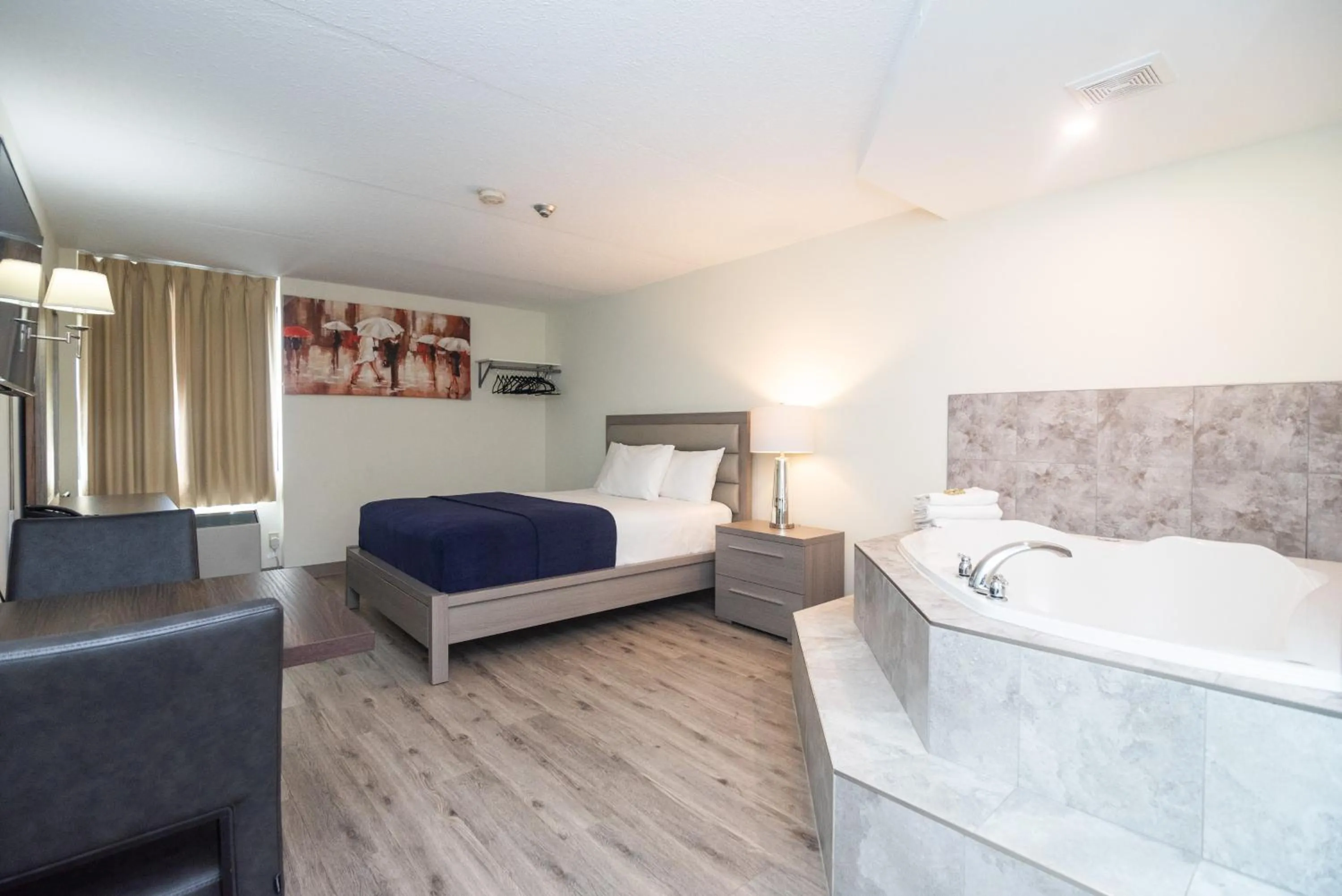 Photo of the whole room, Bed in Diplomat Inn