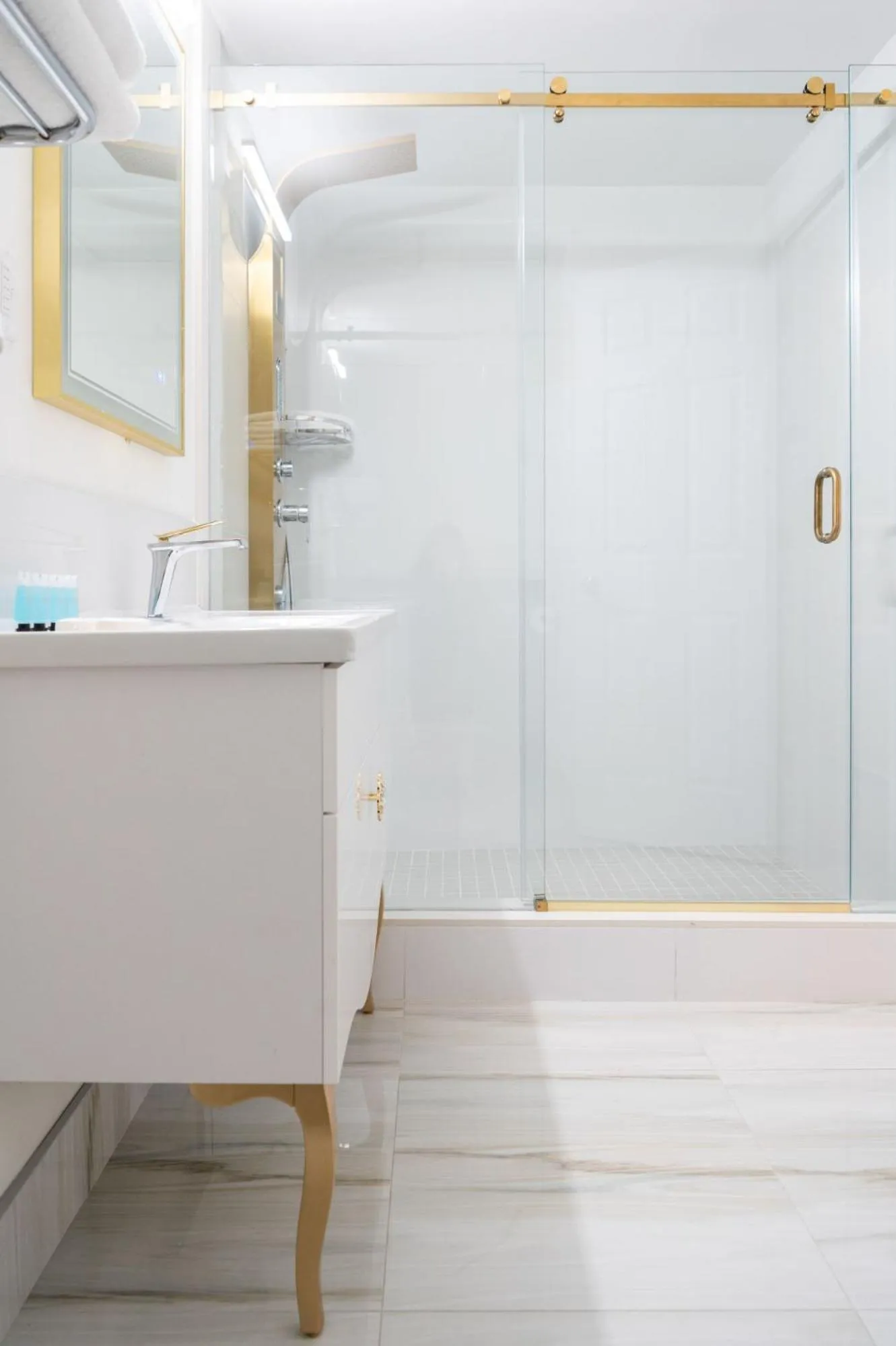 Shower in Diplomat Inn