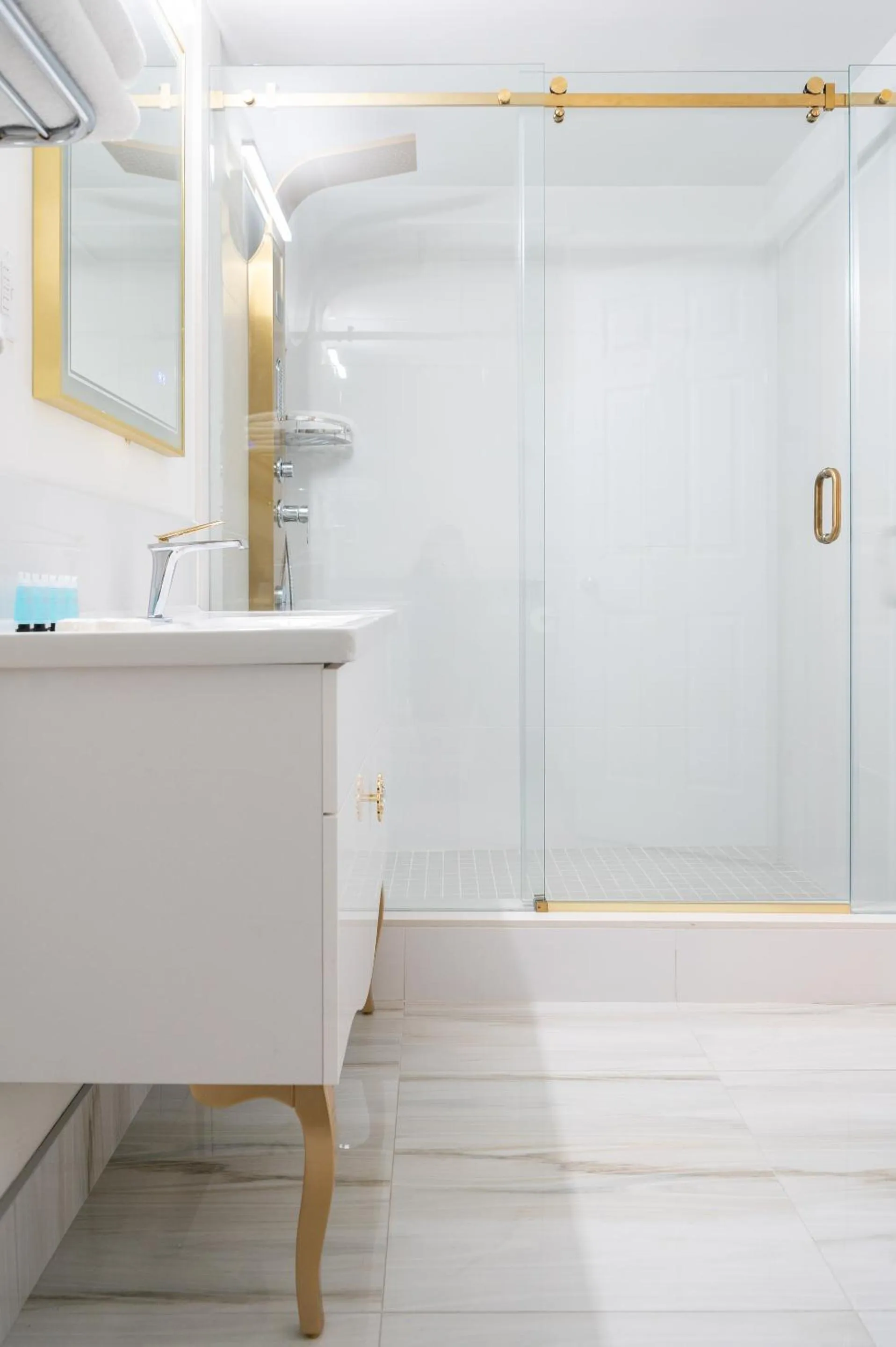 Shower in Diplomat Inn