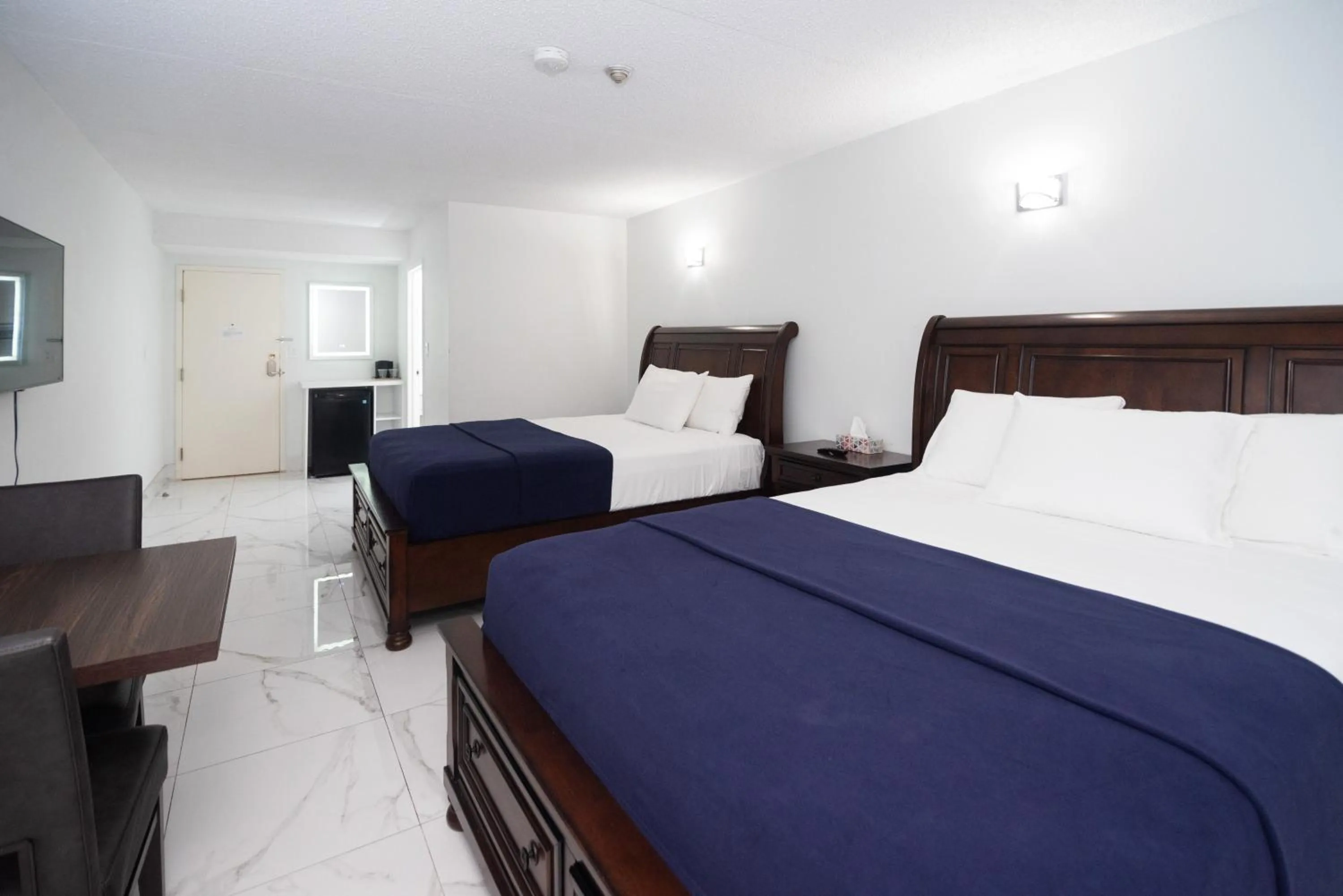 TV and multimedia, Bed in Diplomat Inn