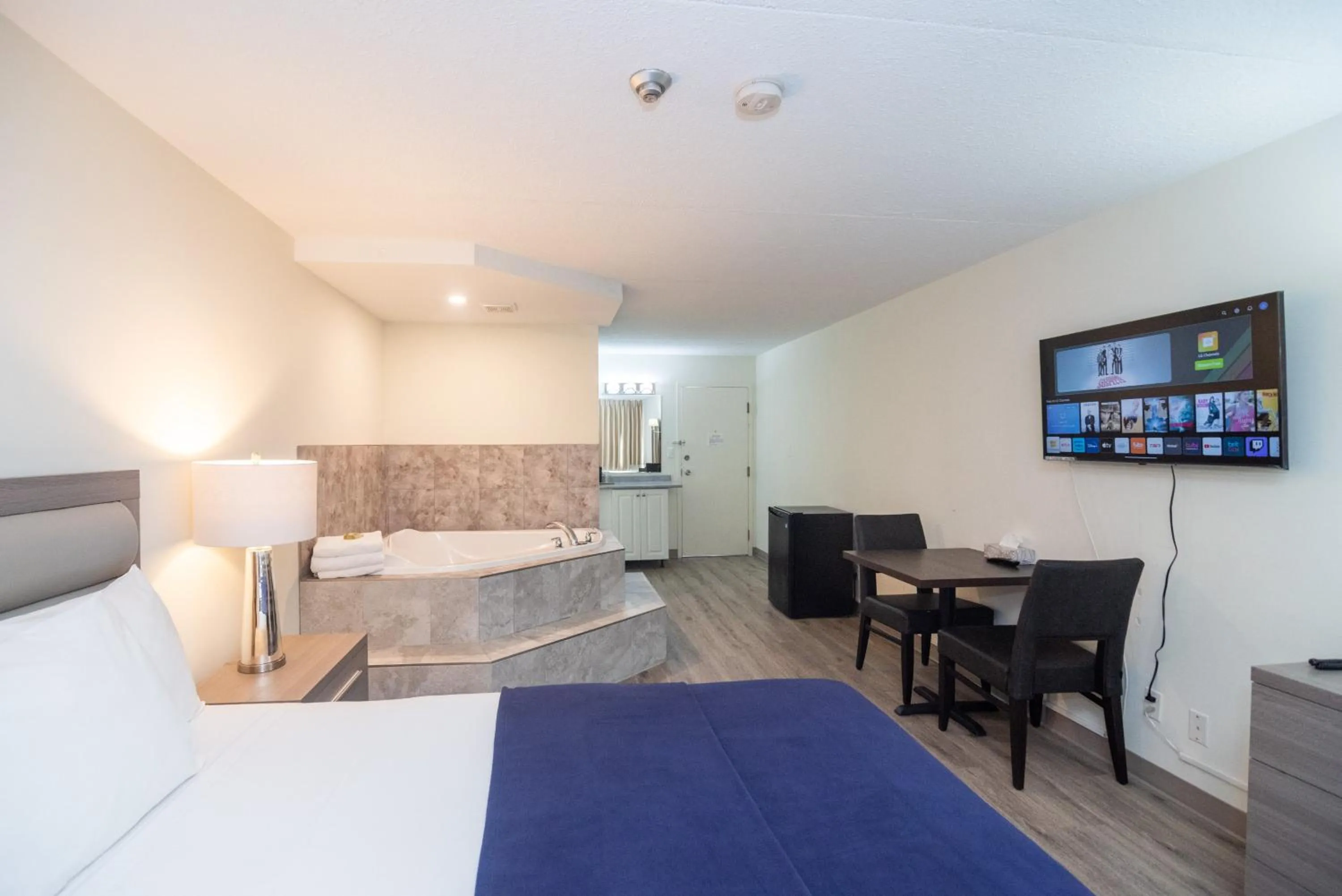 TV and multimedia, Bed in Diplomat Inn