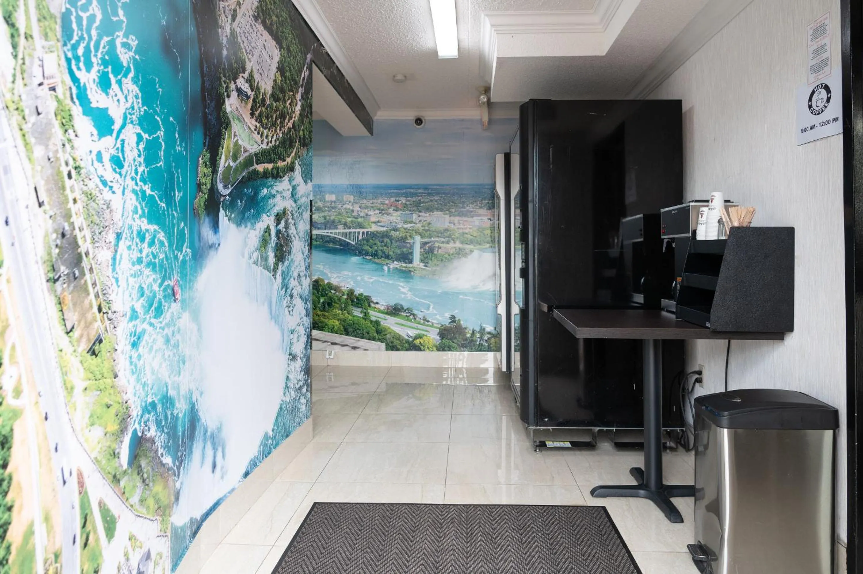 Coffee/tea facilities in Diplomat Inn