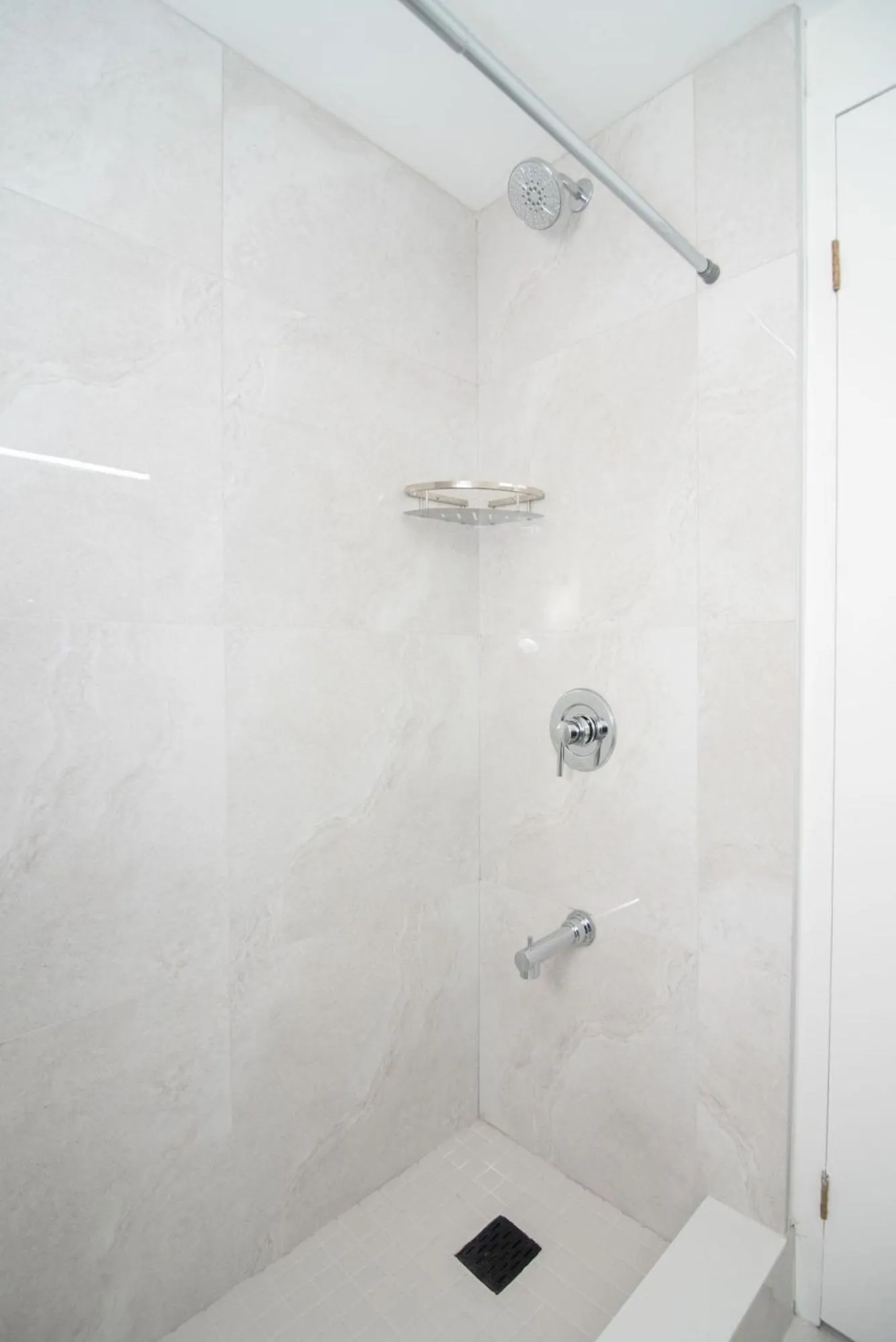 Shower in Diplomat Inn