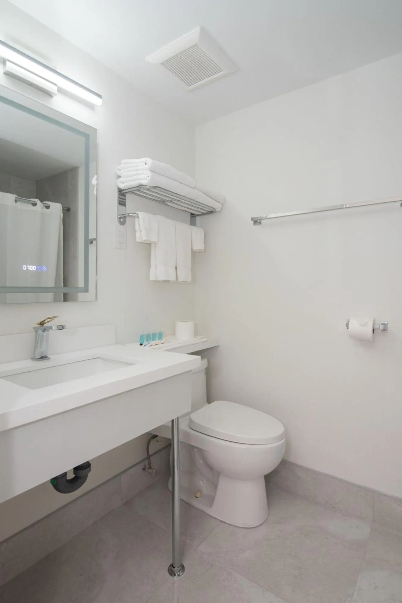 Toilet in Diplomat Inn