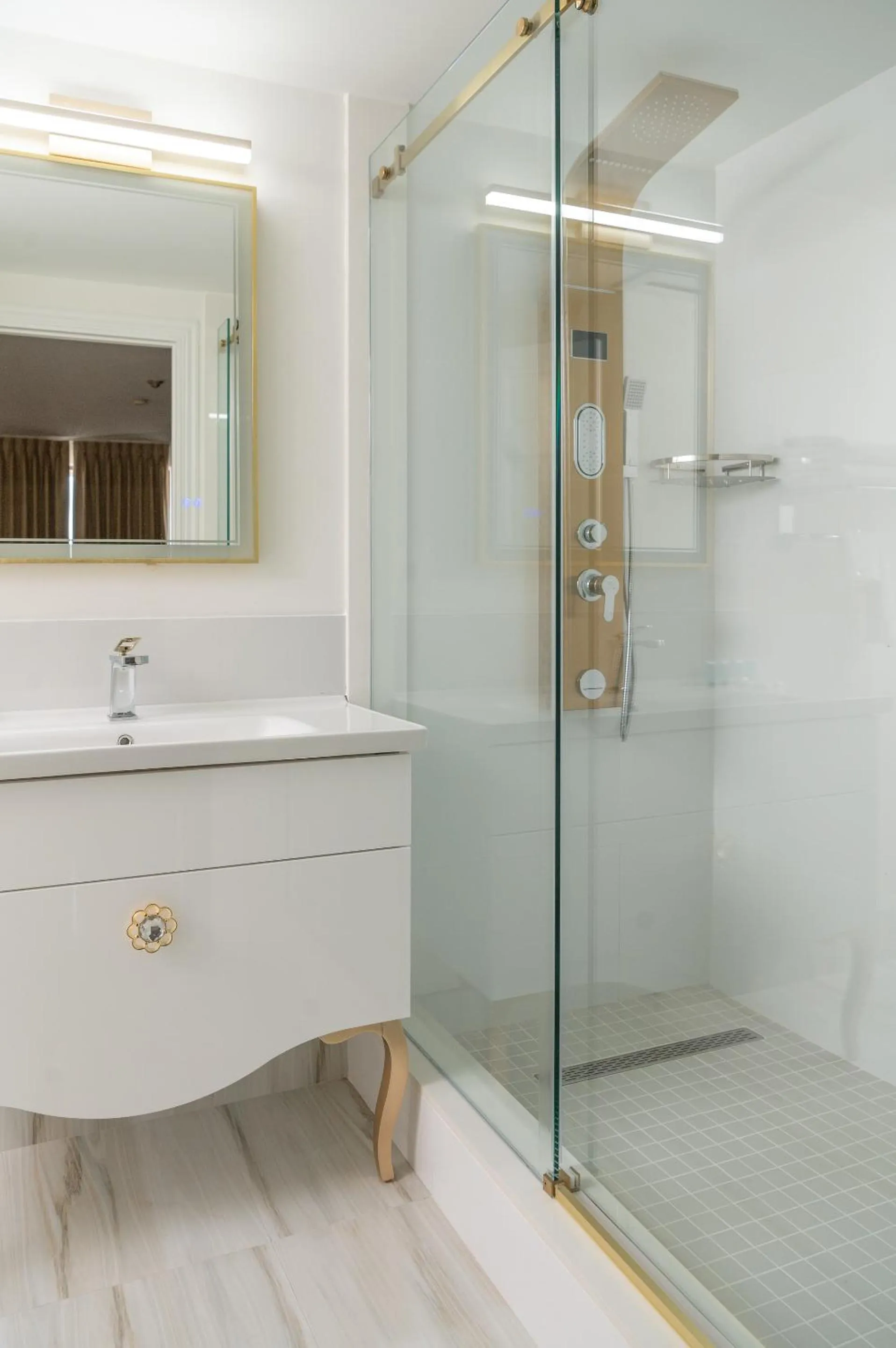 Shower in Diplomat Inn