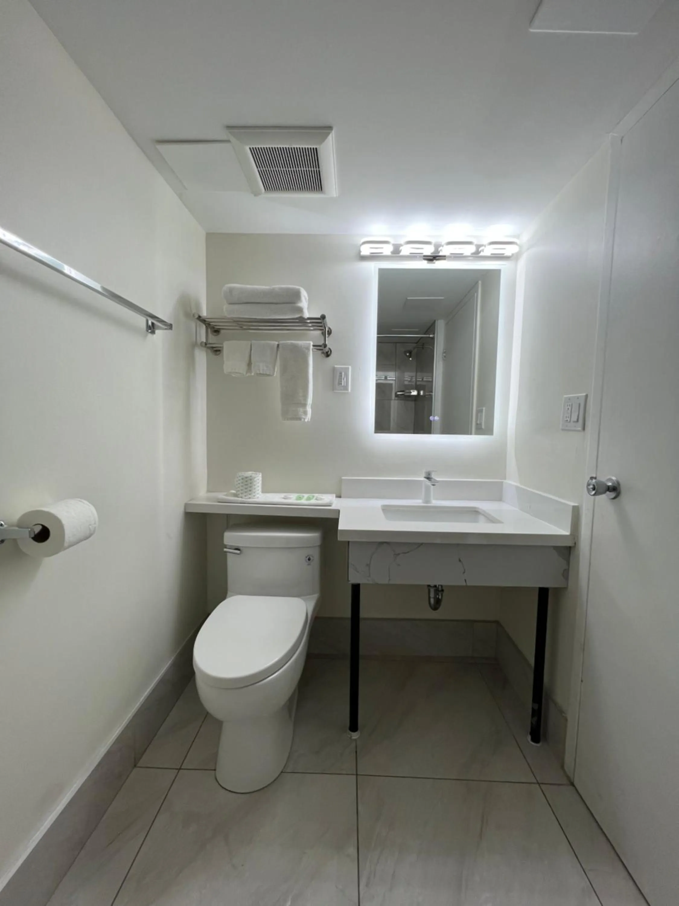 Bathroom in Diplomat Inn