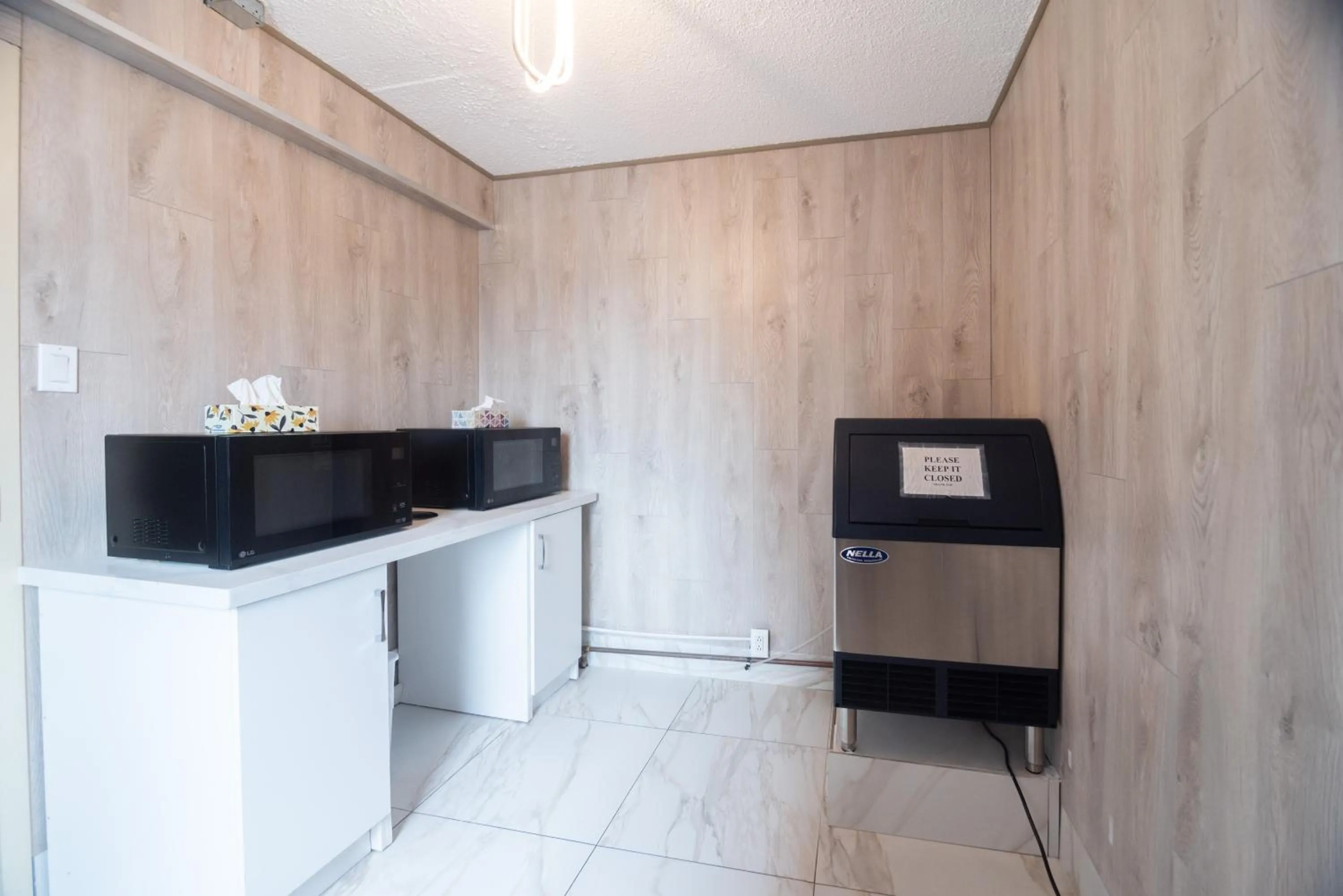 microwave in Diplomat Inn