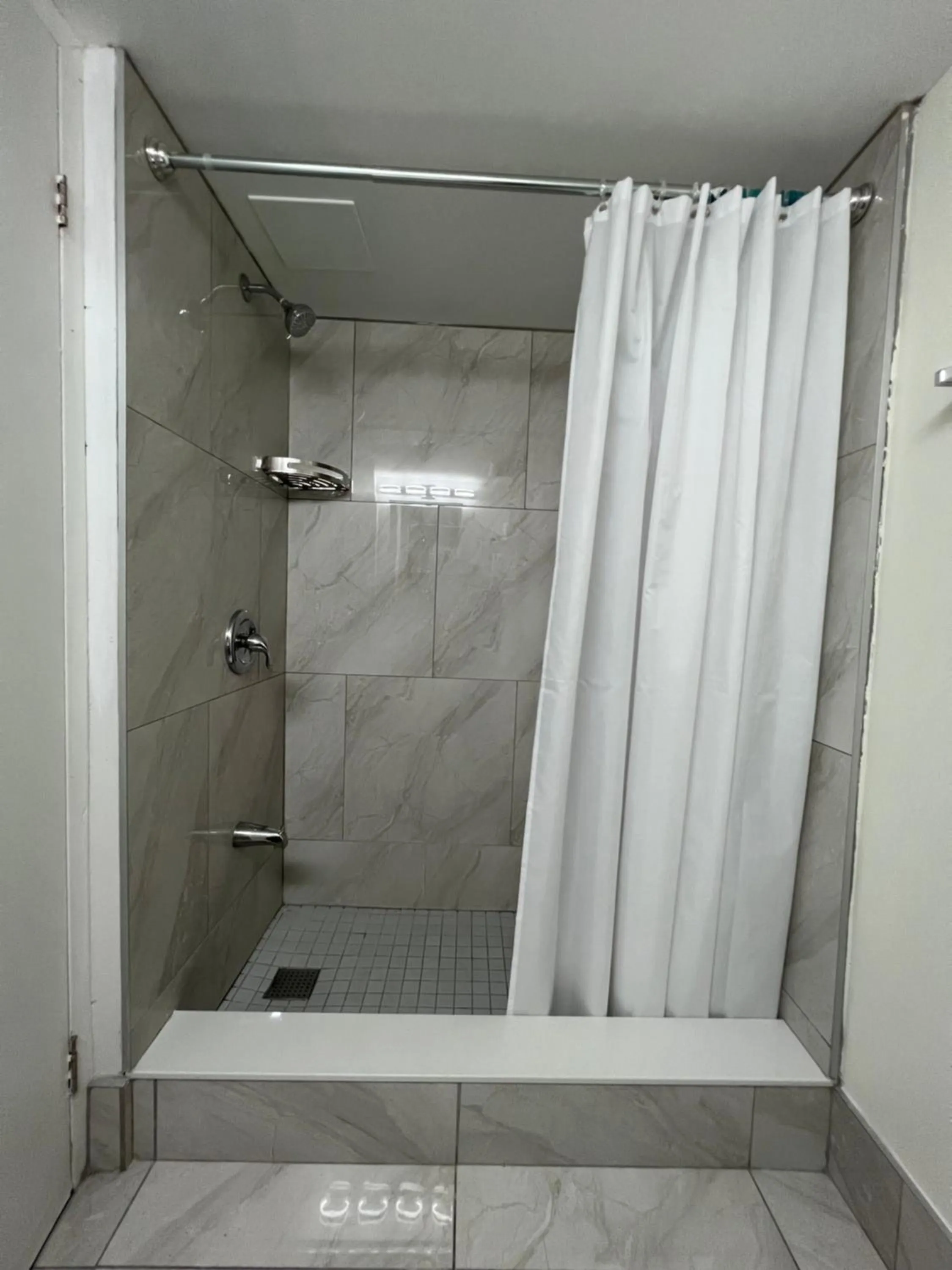 Shower in Diplomat Inn
