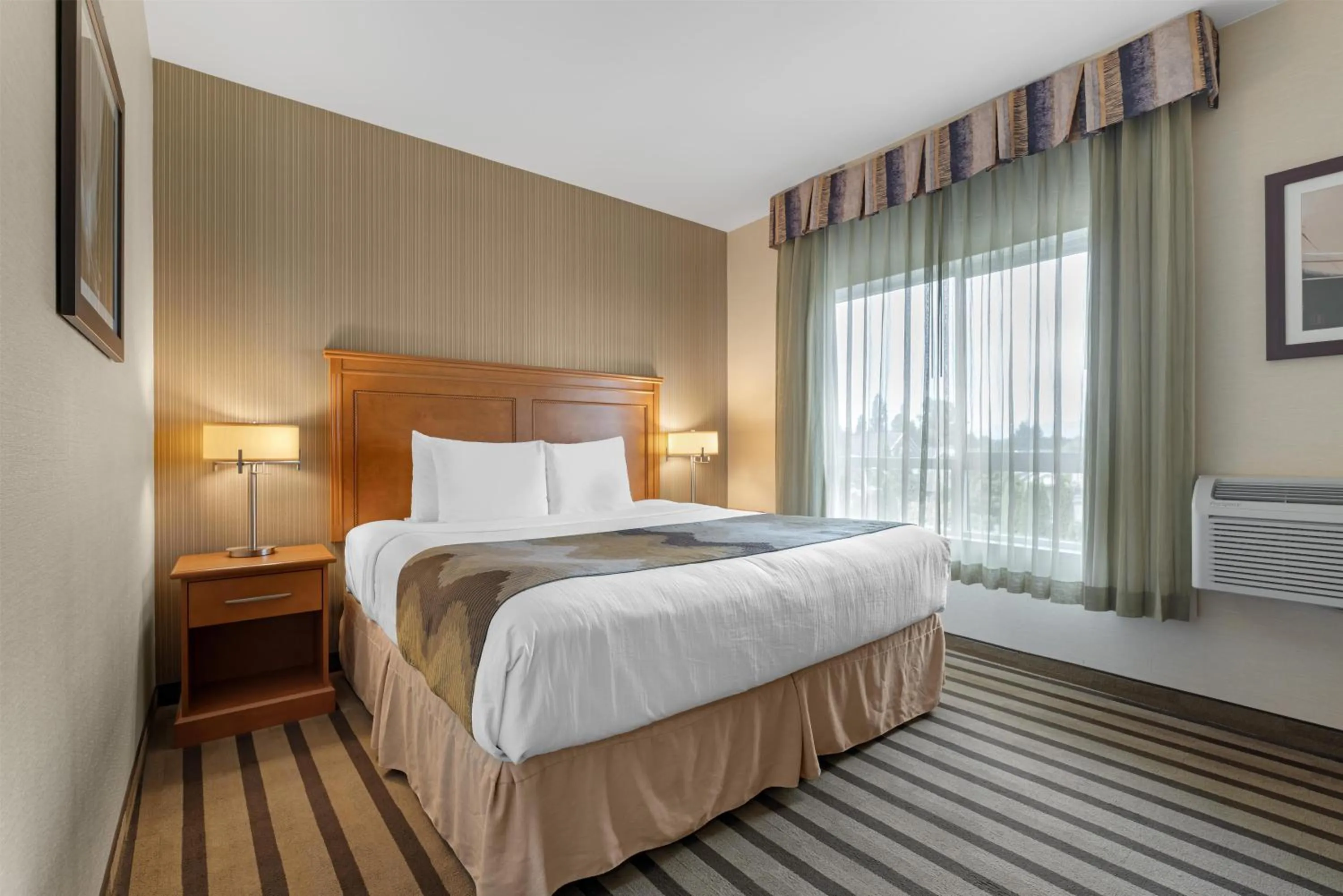 Bedroom, Bed in Best Western King George Inn & Suites