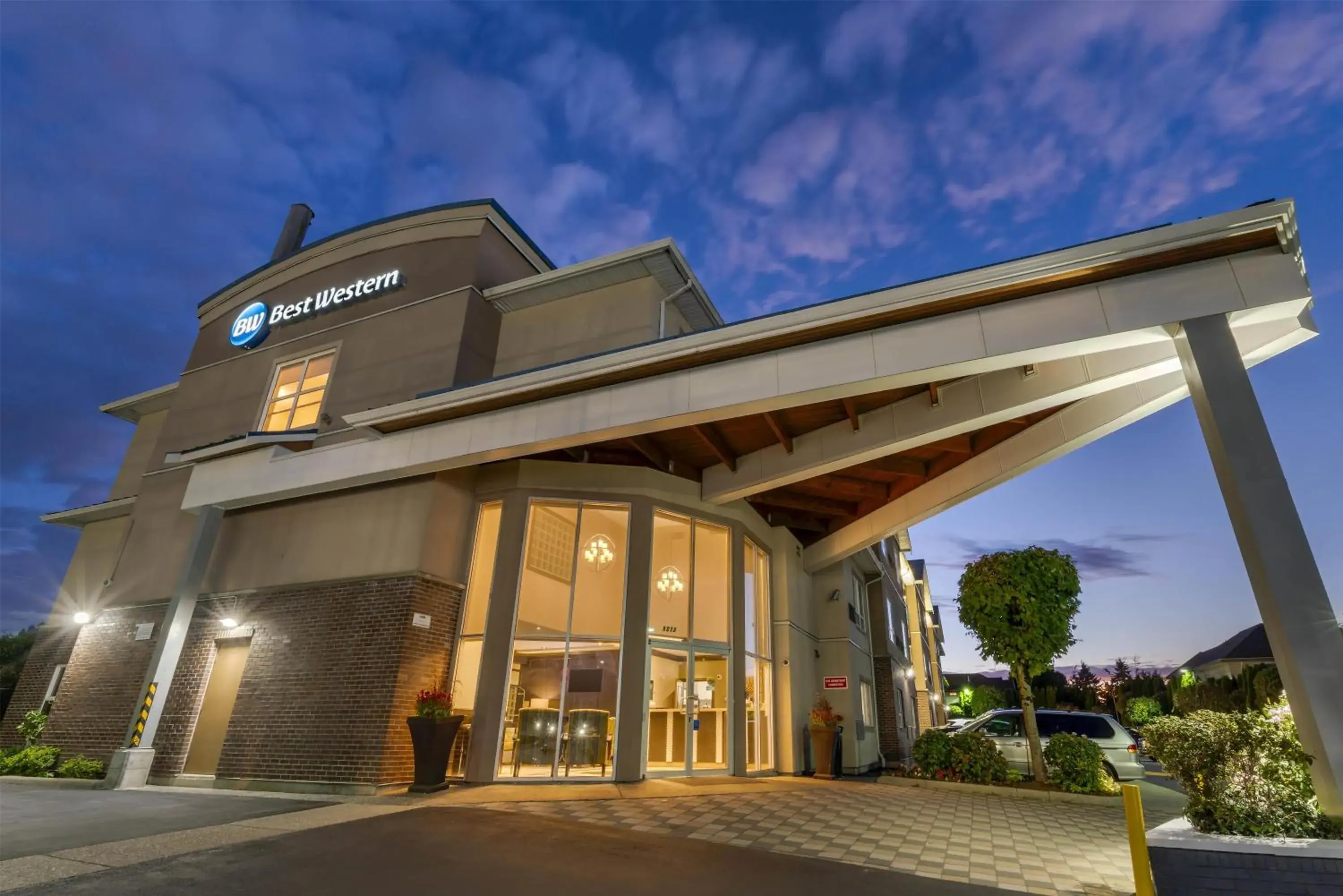 Property building in Best Western King George Inn & Suites Property building in Best Western King George Inn & Suites