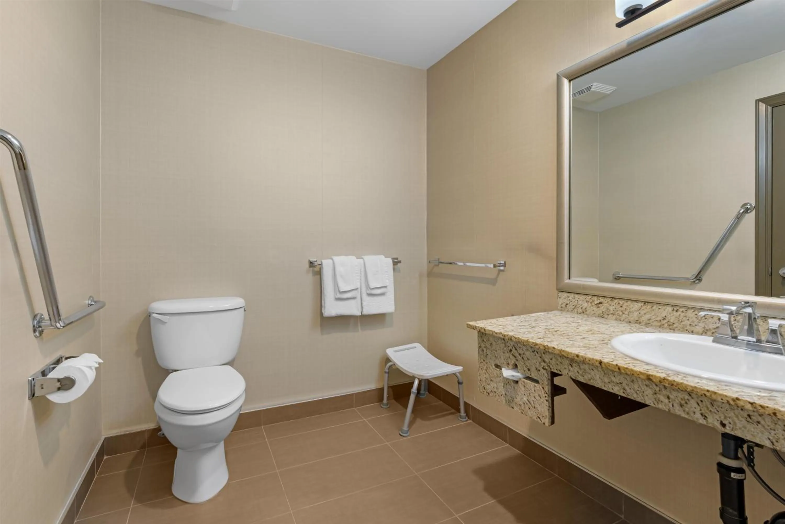 Bathroom in Best Western King George Inn & Suites
