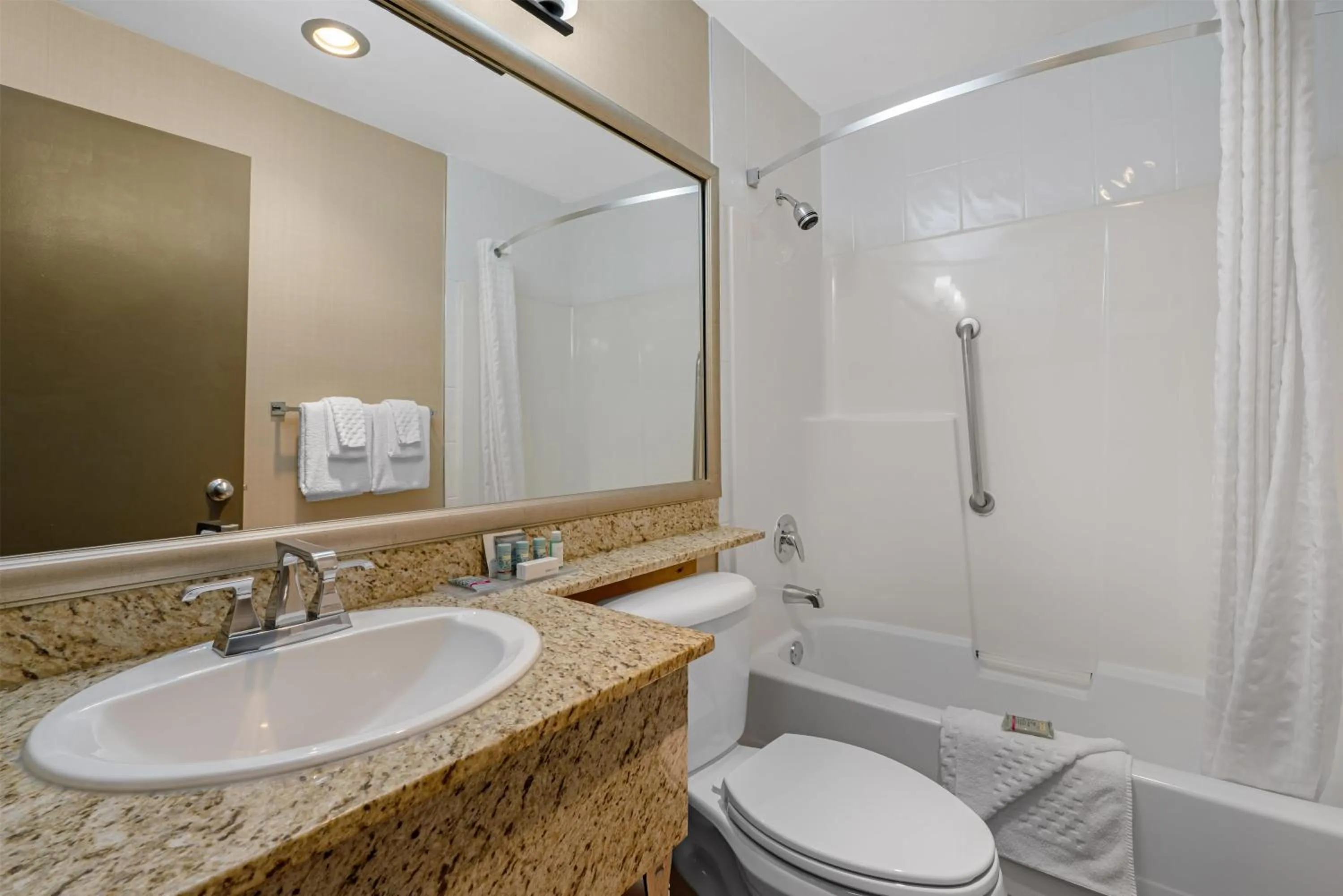 Bathroom in Best Western King George Inn & Suites