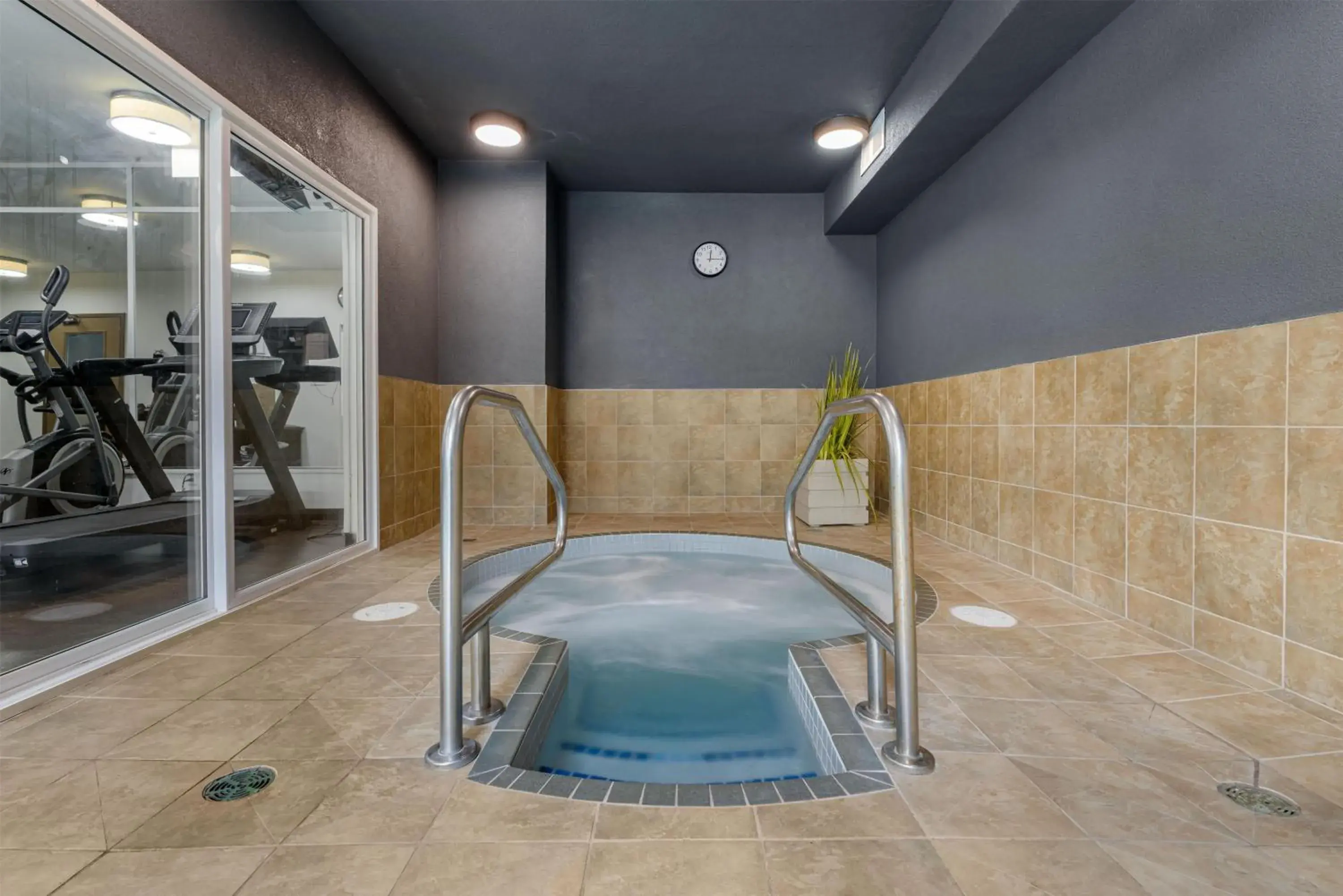 Pool view in Best Western King George Inn & Suites Pool view in Best Western King George Inn & Suites