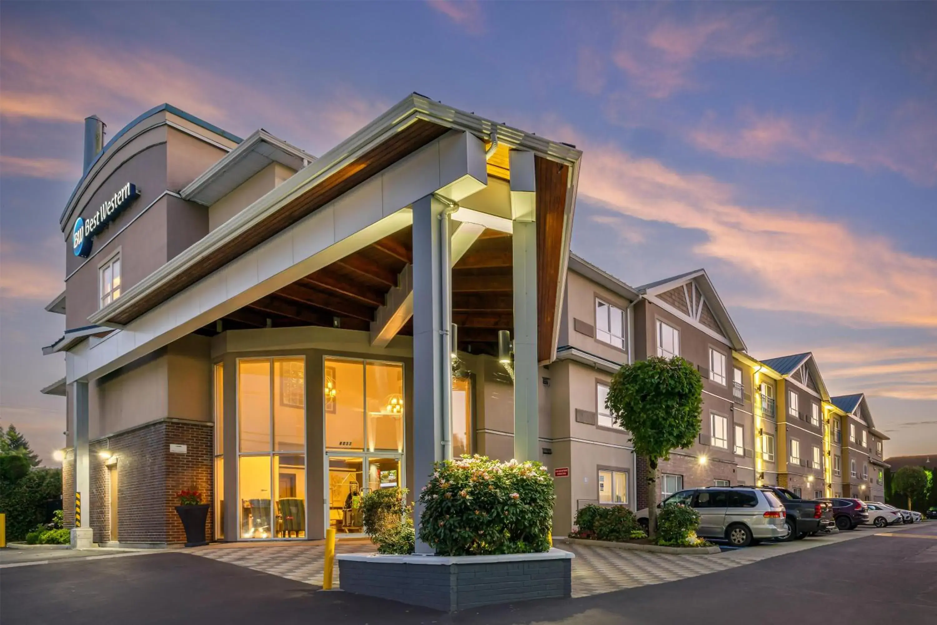 Property building in Best Western King George Inn & Suites Property building in Best Western King George Inn & Suites