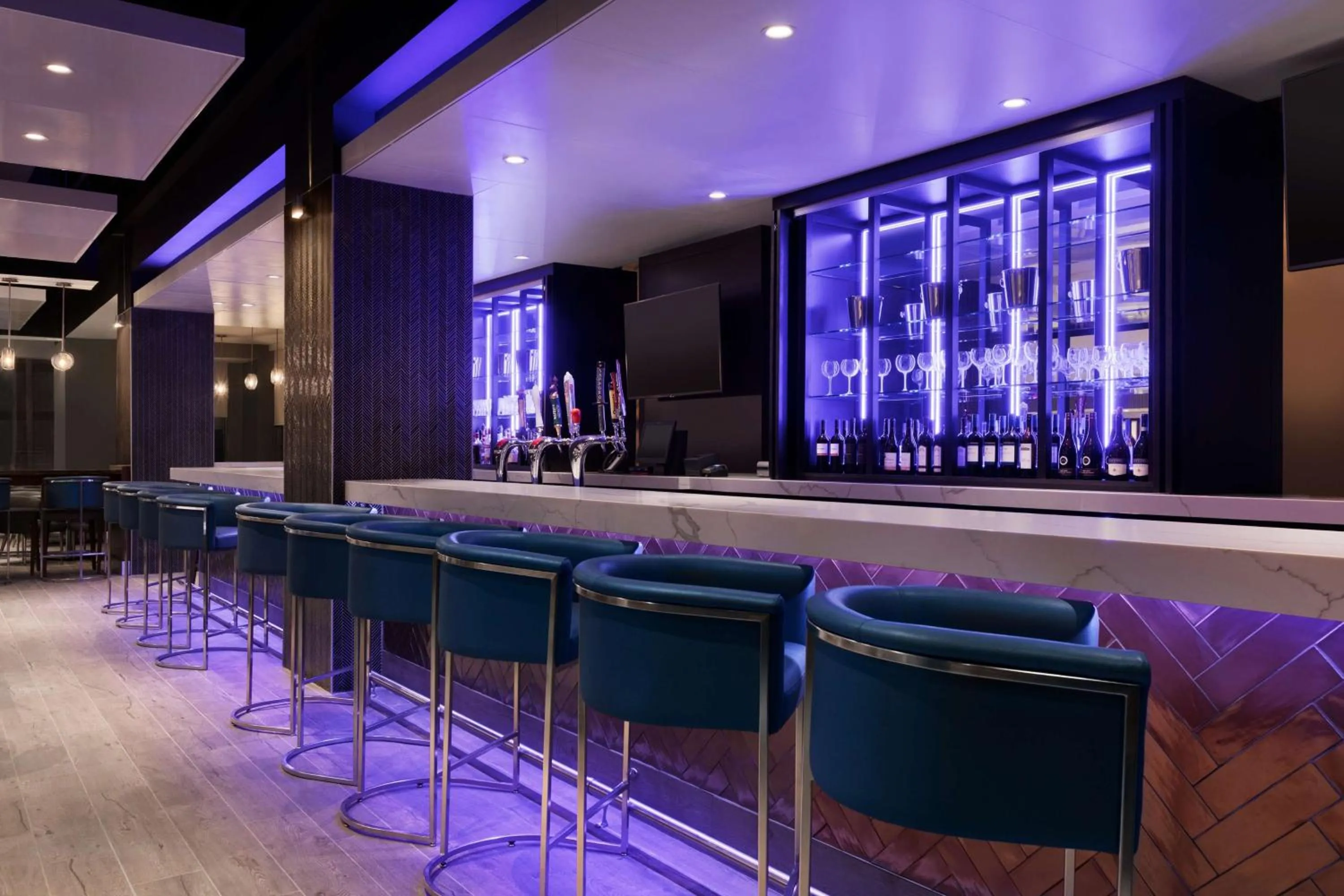 Lounge or bar in Embassy Suites By Hilton Toronto Airport
