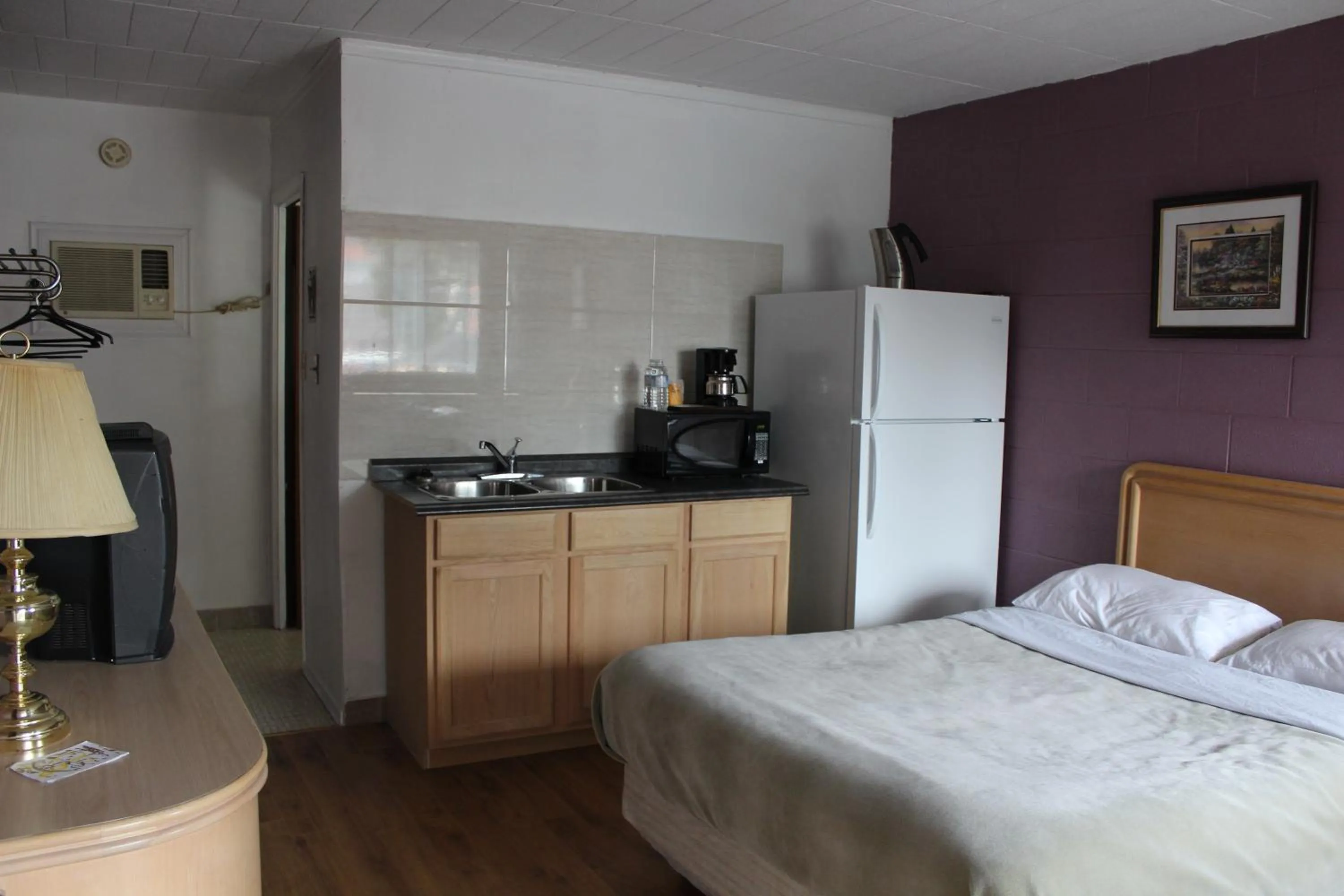 Photo of the whole room, Bed in Ritz Inn Niagara