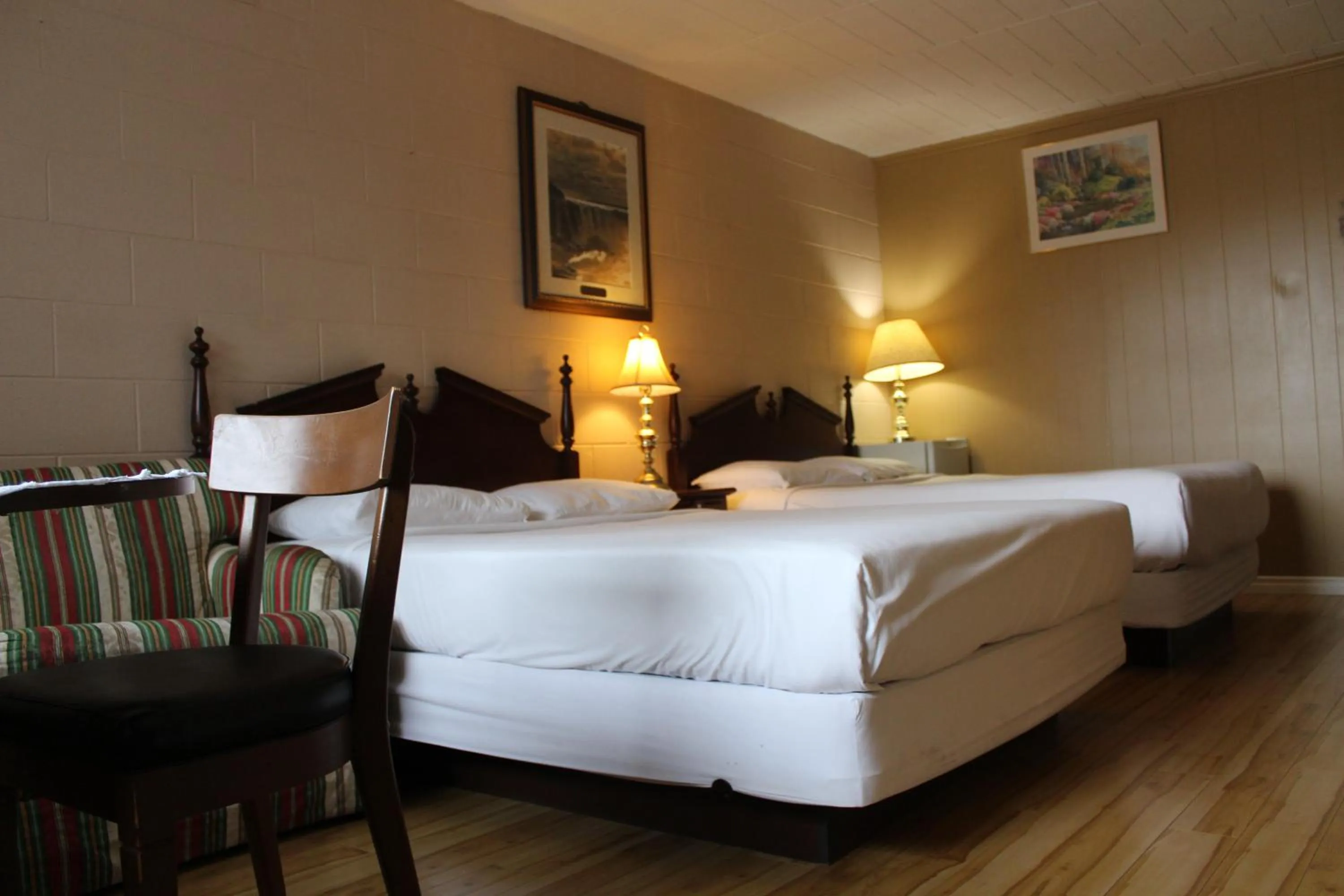 Bedroom, Bed in Ritz Inn Niagara